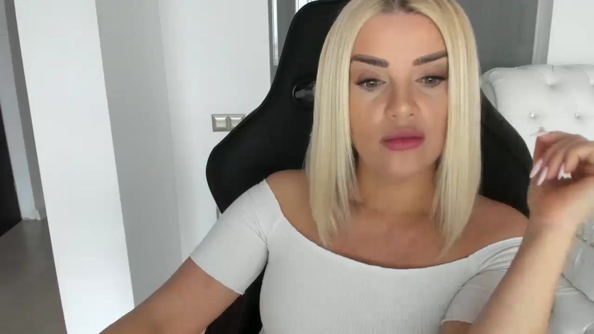Gallery image thumbnail from Allesia_'s myfreecams stream on, 03/01/2025, 11:35 image 9 of 20