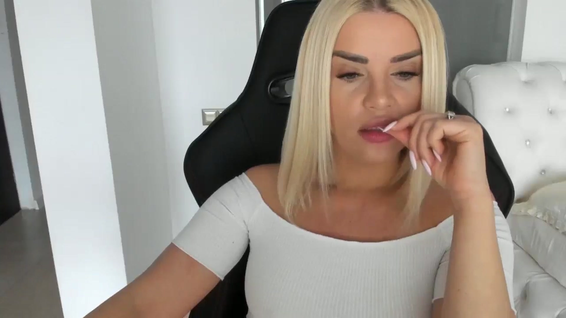 Gallery image thumbnail from Allesia_'s myfreecams stream on, 03/01/2025, 11:35 image 6 of 20