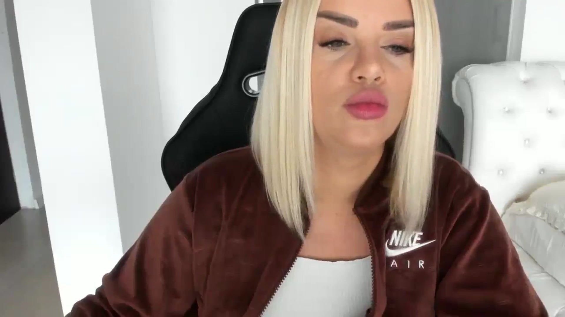 Gallery image thumbnail from Allesia_'s myfreecams stream on, 03/01/2025, 11:35 image 16 of 20
