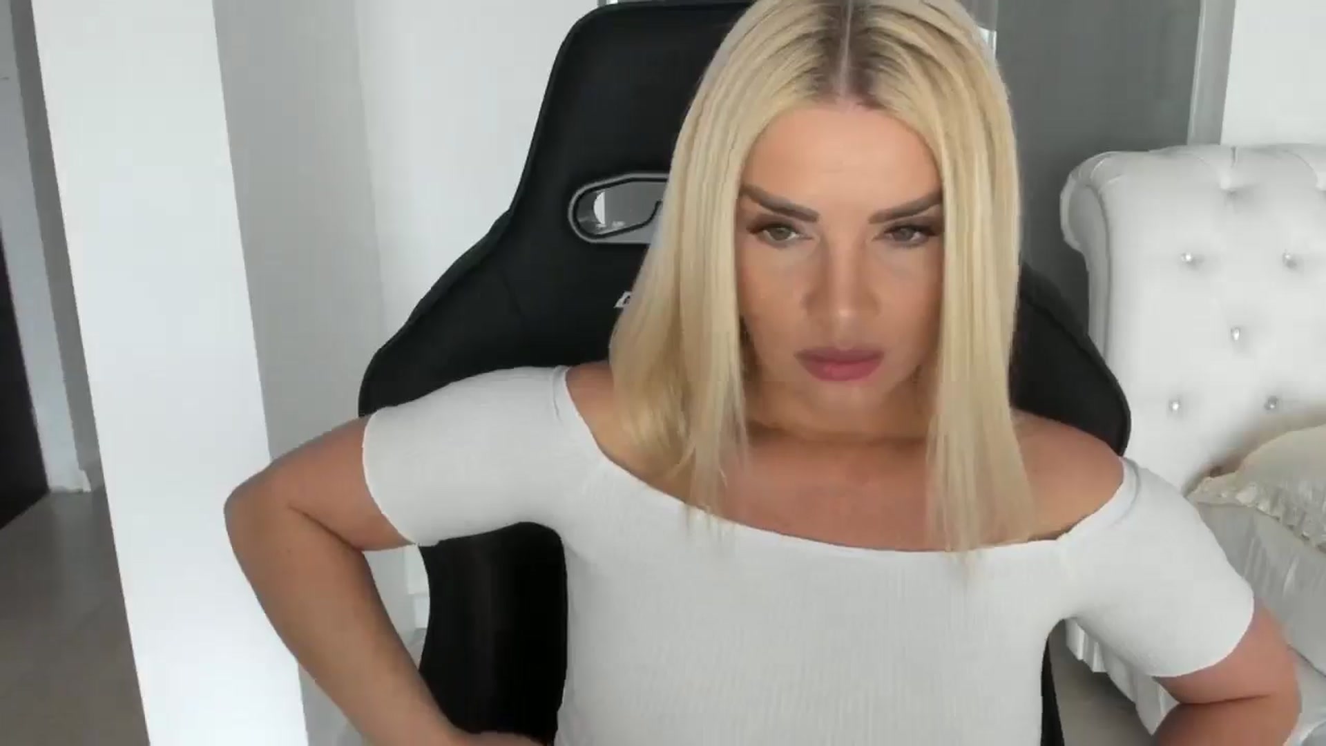 Gallery image thumbnail from Allesia_'s myfreecams stream on, 03/01/2025, 11:35 image 7 of 20