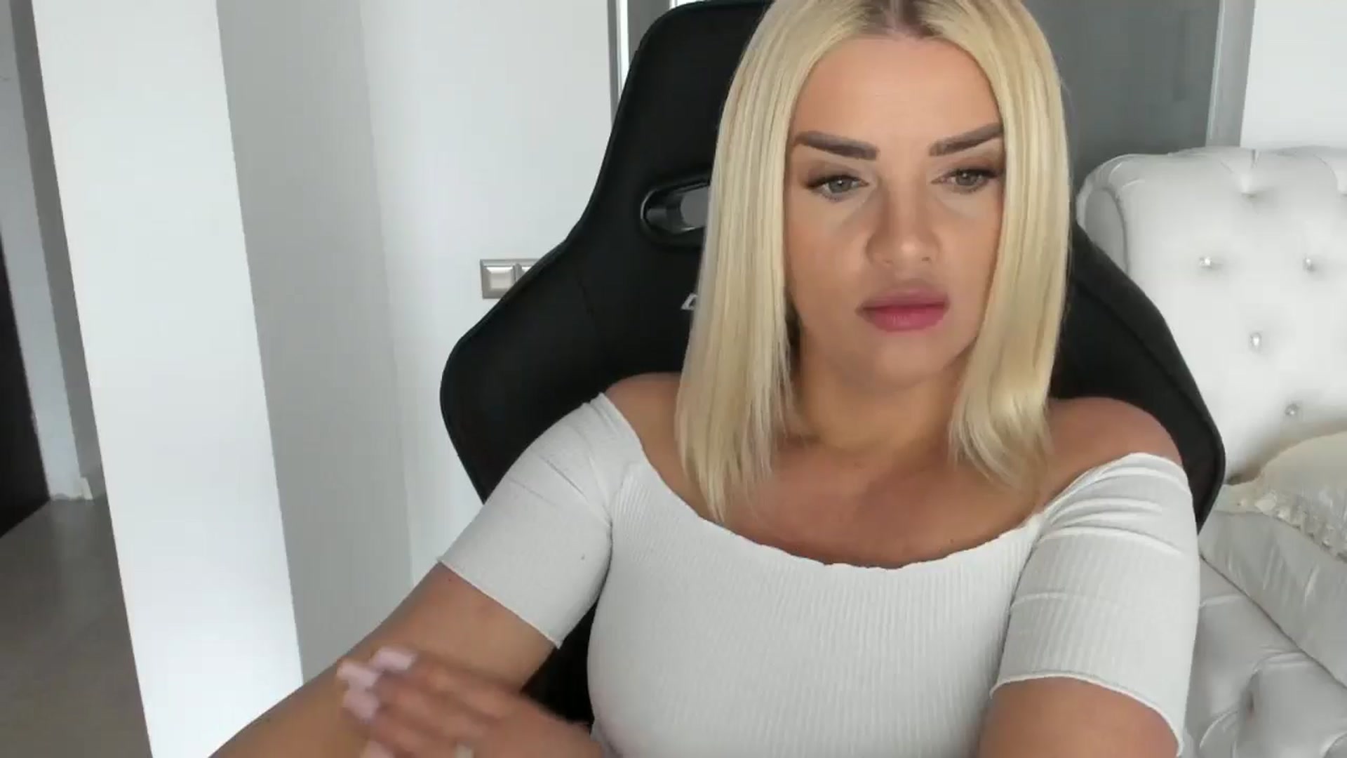 Gallery image thumbnail from Allesia_'s myfreecams stream on, 03/01/2025, 11:35 image 4 of 20