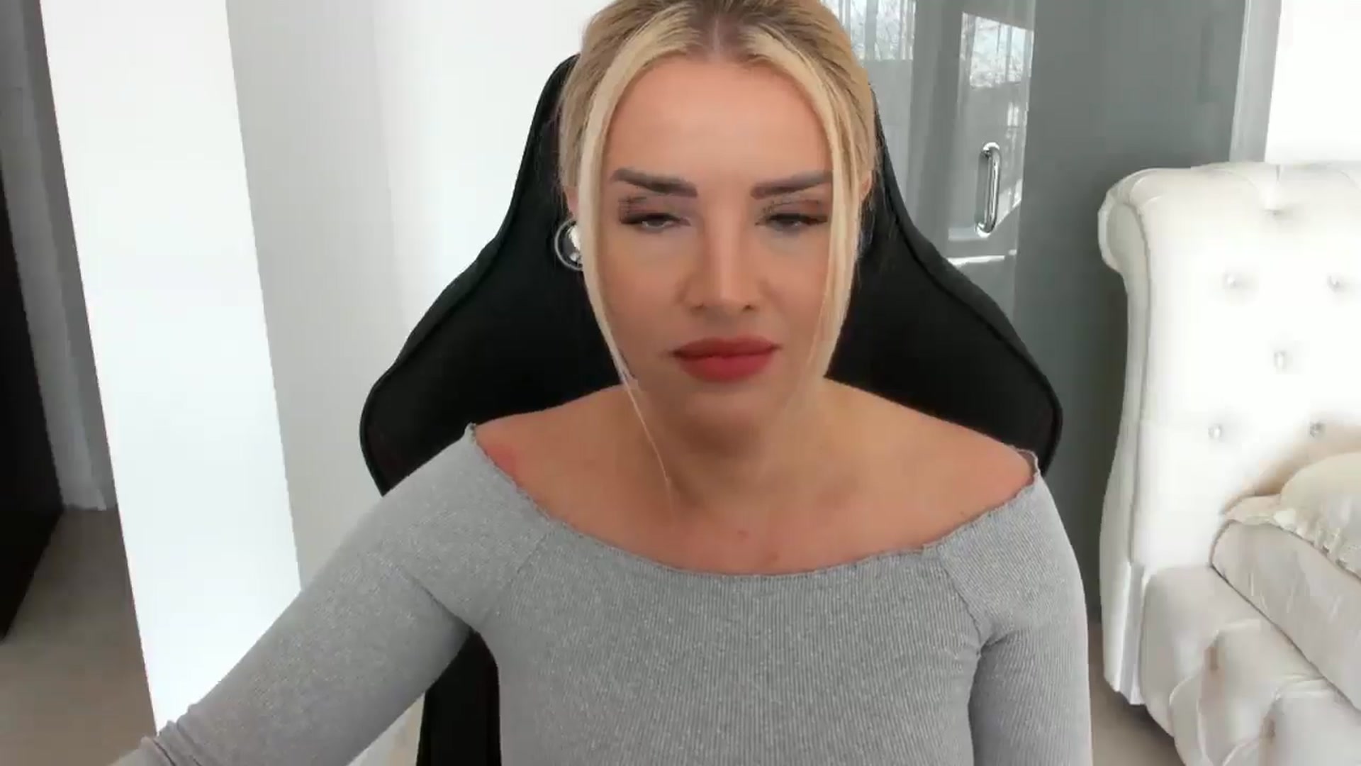 Gallery image thumbnail from Allesia_'s myfreecams stream on, 03/03/2025, 11:48 image 5 of 20