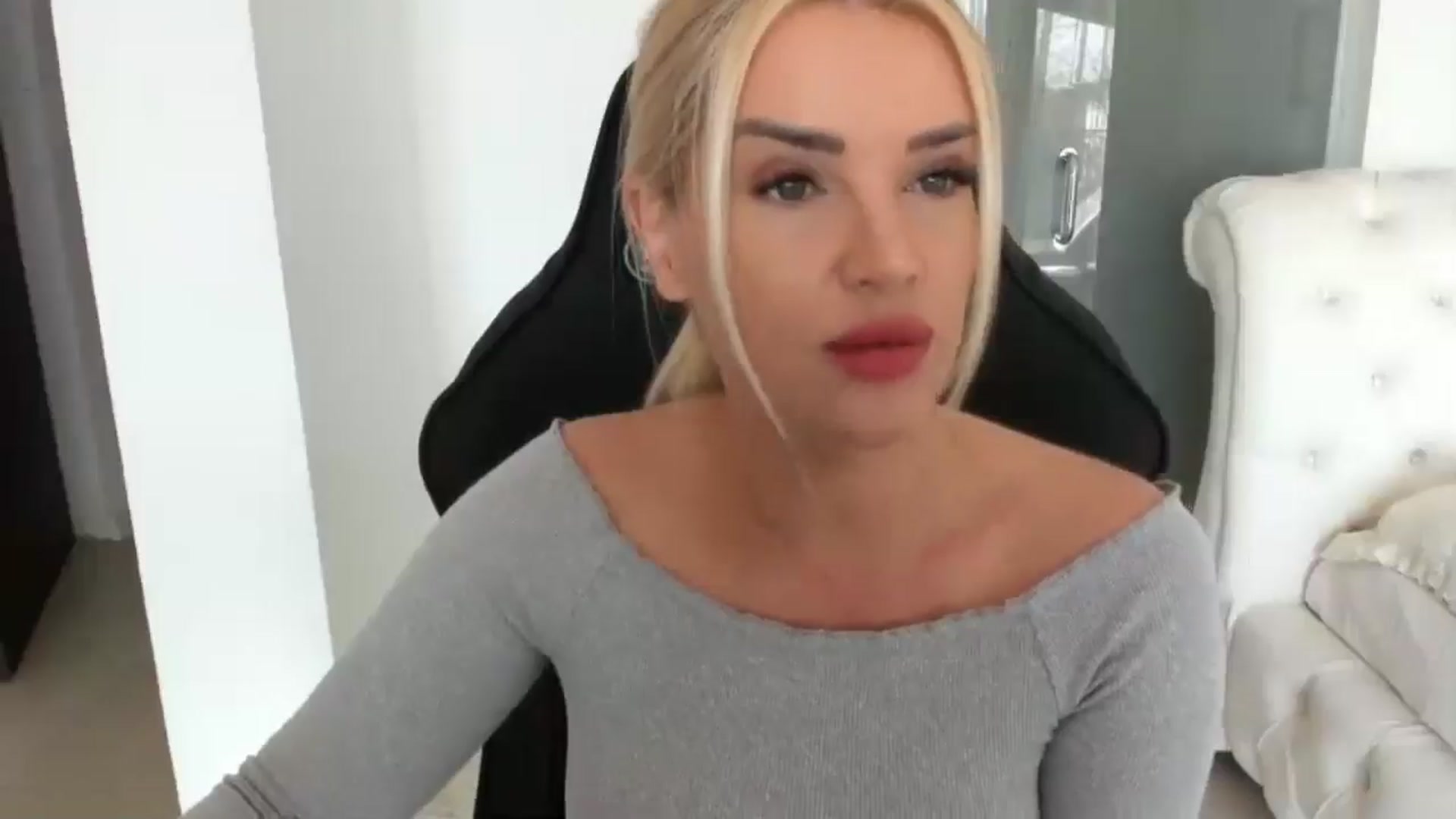Gallery image thumbnail from Allesia_'s myfreecams stream on, 03/03/2025, 11:48 image 16 of 20