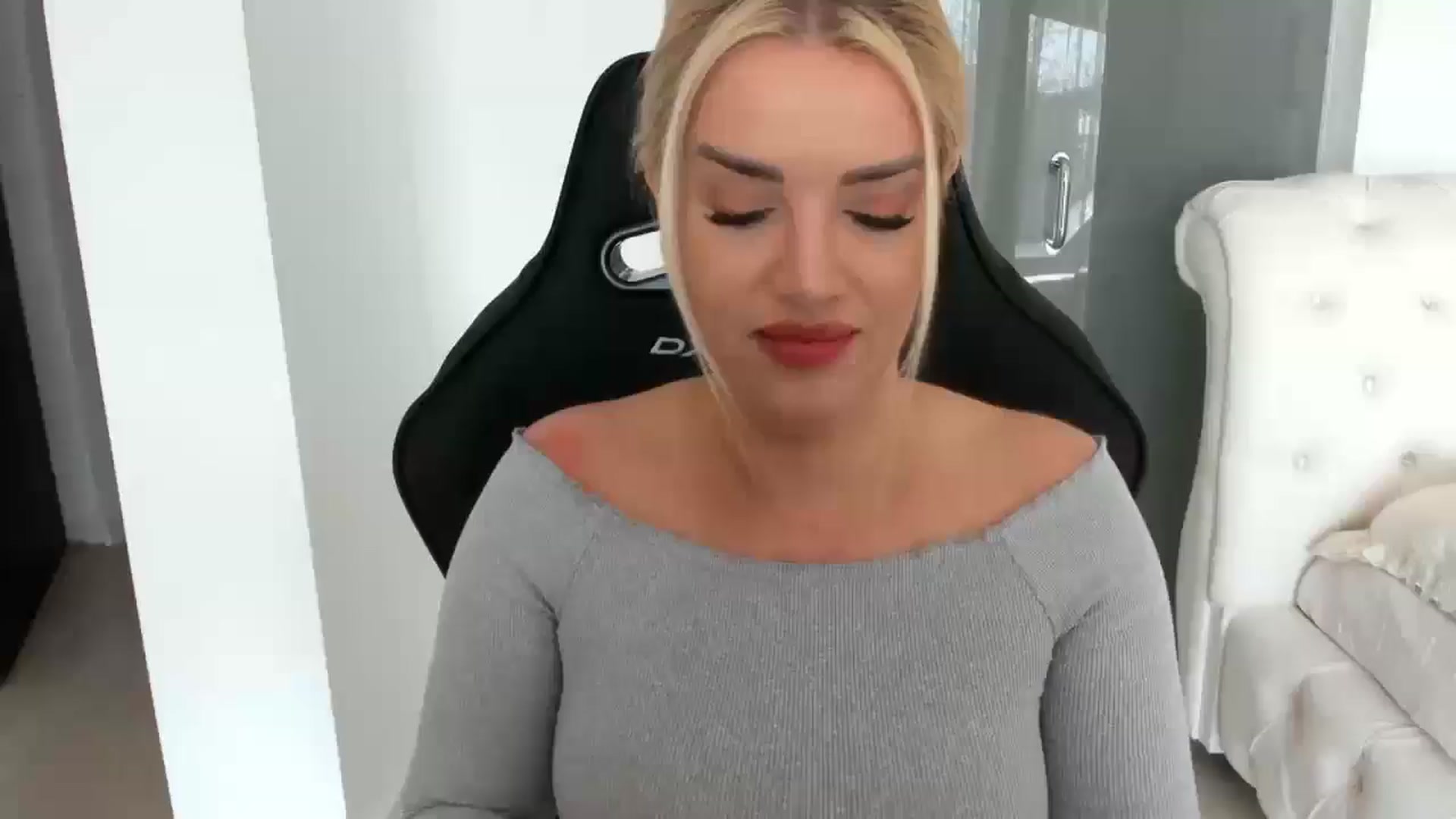 Gallery image thumbnail from Allesia_'s myfreecams stream on, 03/03/2025, 11:48 image 4 of 20