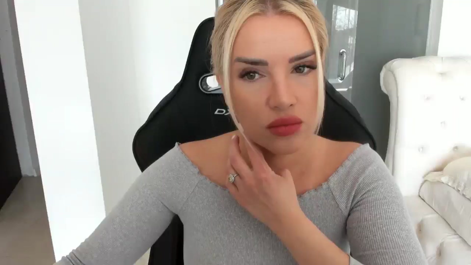 Gallery image thumbnail from Allesia_'s myfreecams stream on, 03/03/2025, 11:48 image 1 of 20