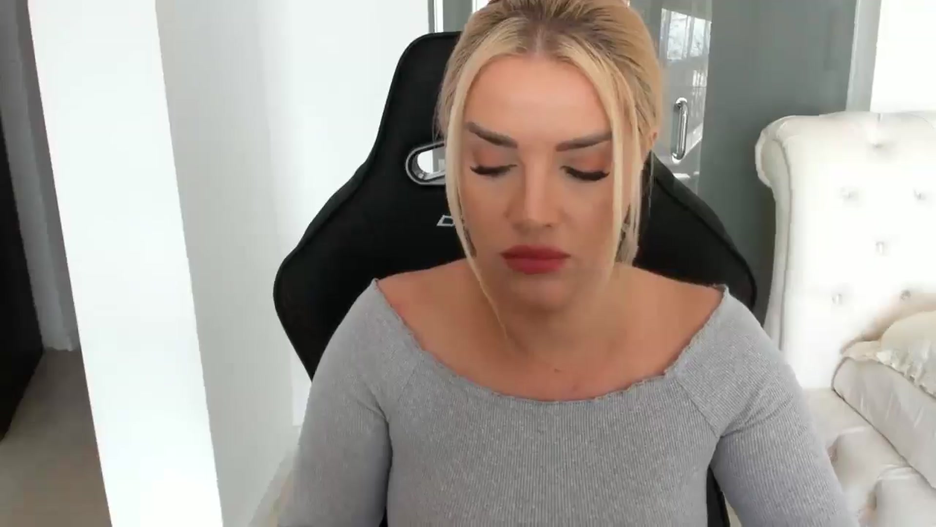 Gallery image thumbnail from Allesia_'s myfreecams stream on, 03/03/2025, 11:48 image 10 of 20
