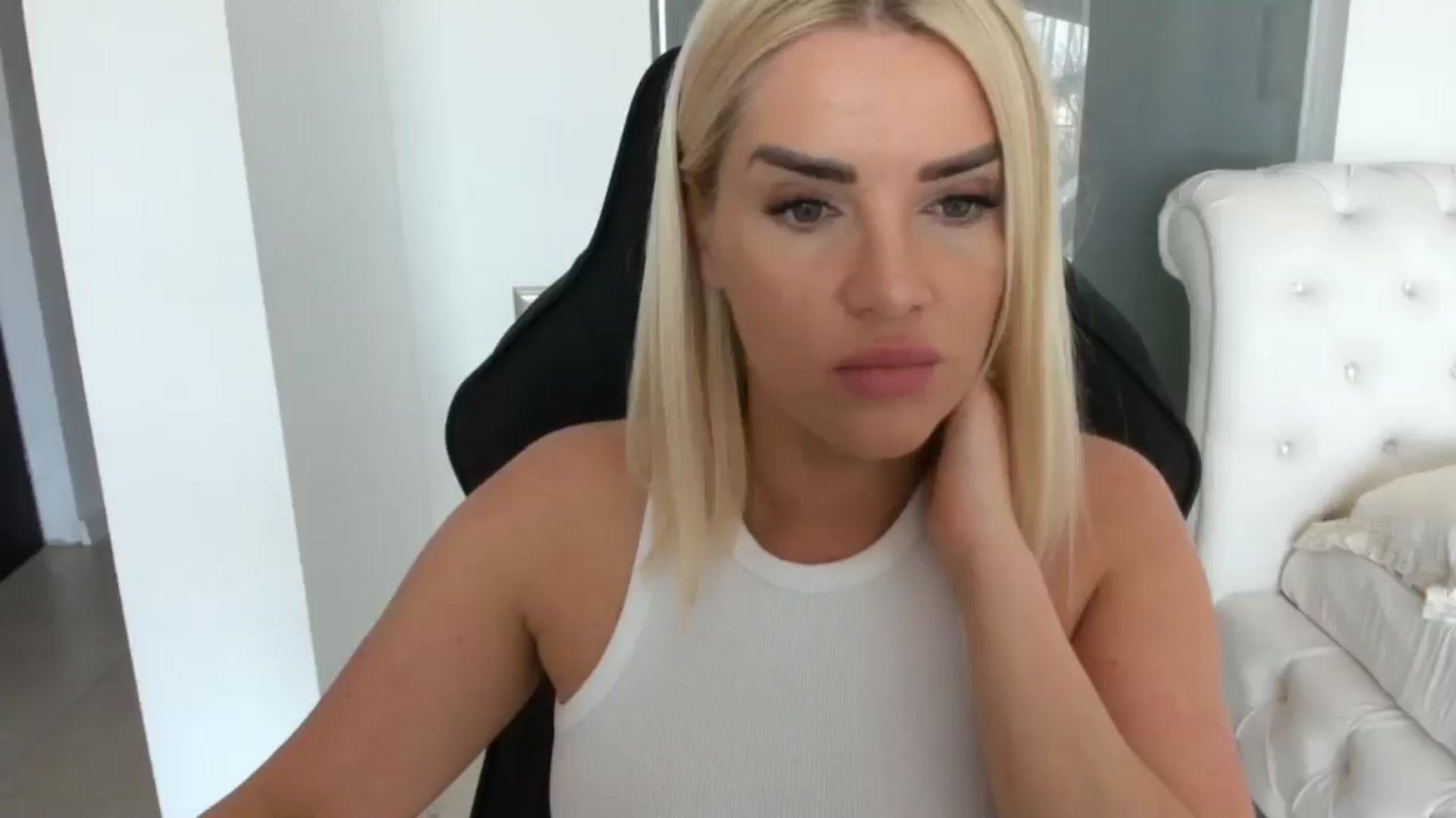 Gallery image thumbnail from Allesia_'s myfreecams stream on, 03/04/2025, 11:53 image 20 of 20