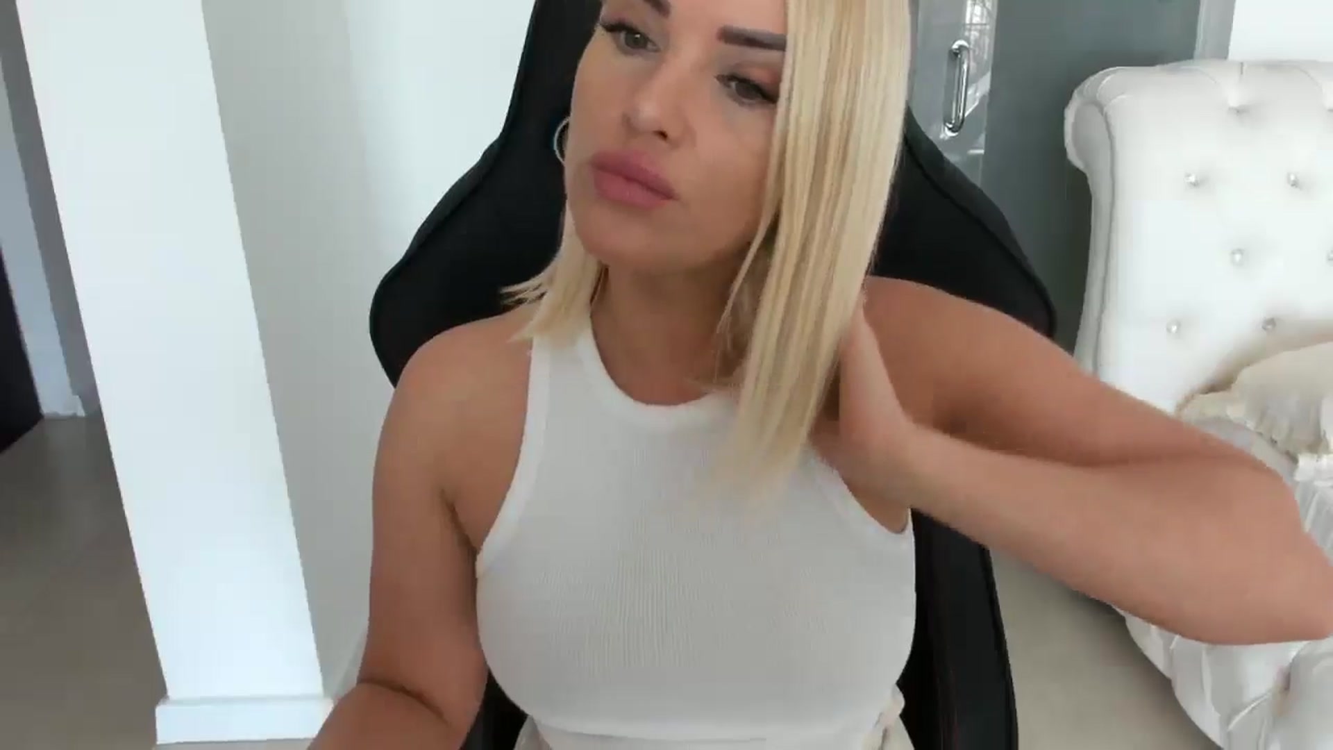 Gallery image thumbnail from Allesia_'s myfreecams stream on, 03/04/2025, 11:53 image 14 of 20
