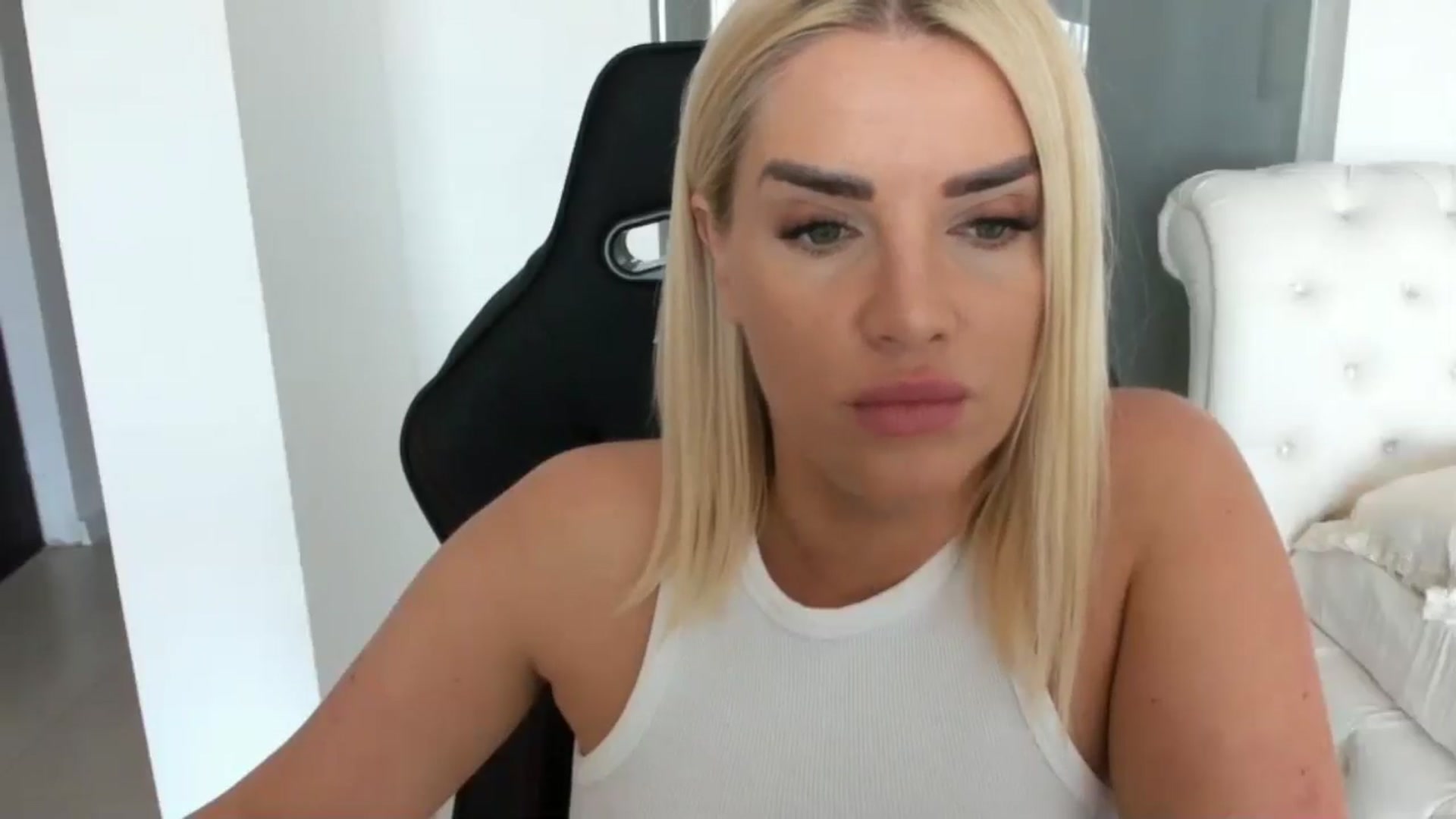 Gallery image thumbnail from Allesia_'s myfreecams stream on, 03/04/2025, 11:53 image 17 of 20