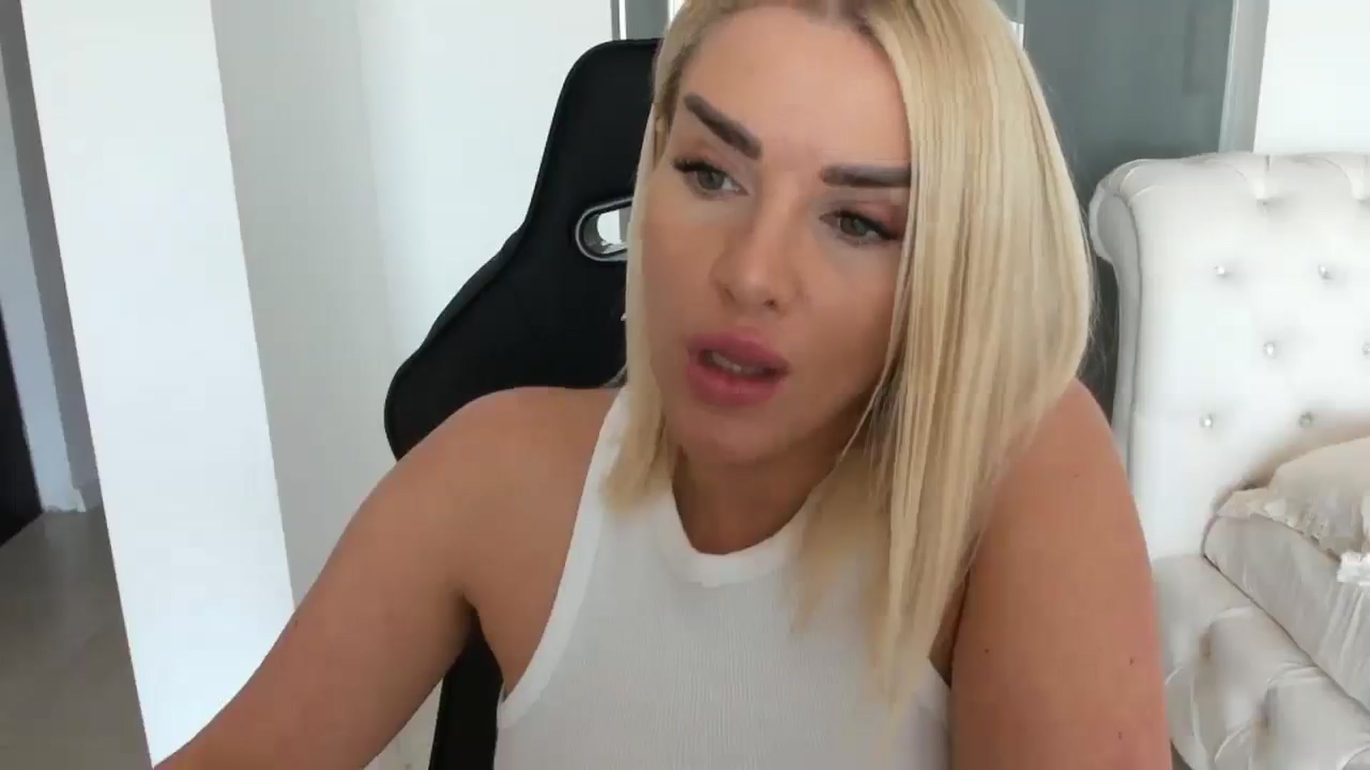 Gallery image thumbnail from Allesia_'s myfreecams stream on, 03/04/2025, 11:53 image 16 of 20