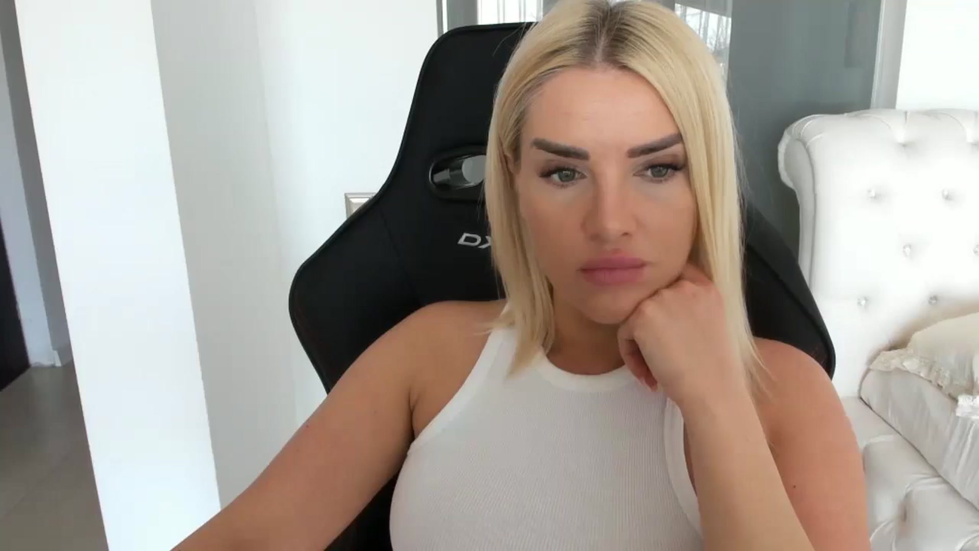 Gallery image thumbnail from Allesia_'s myfreecams stream on, 03/04/2025, 11:53 image 18 of 20