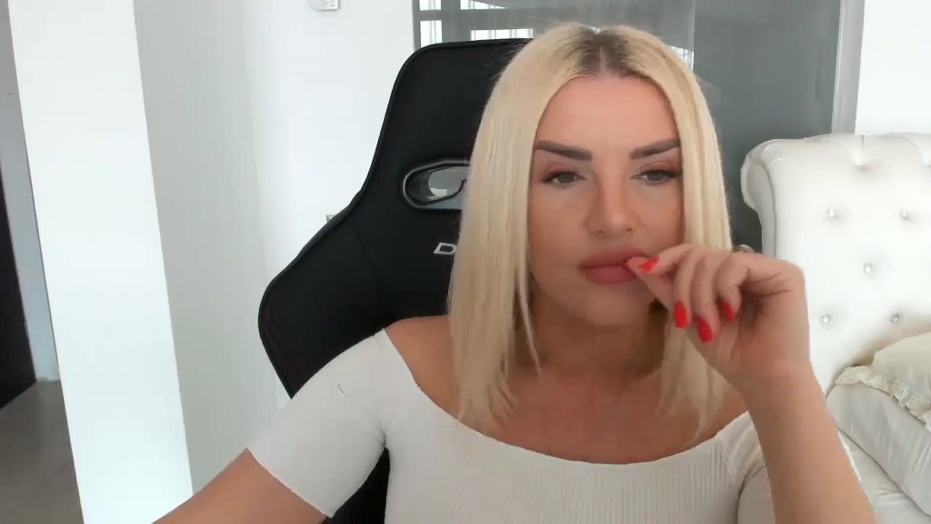 Gallery image thumbnail from Allesia_'s myfreecams stream on, 03/10/2025, 12:08 image 3 of 20