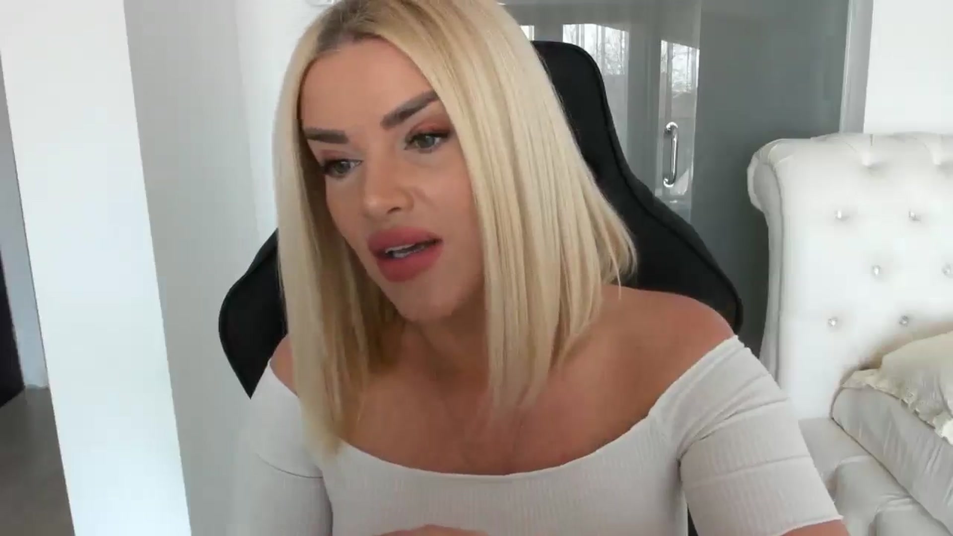 Gallery image thumbnail from Allesia_'s myfreecams stream on, 03/10/2025, 12:08 image 16 of 20