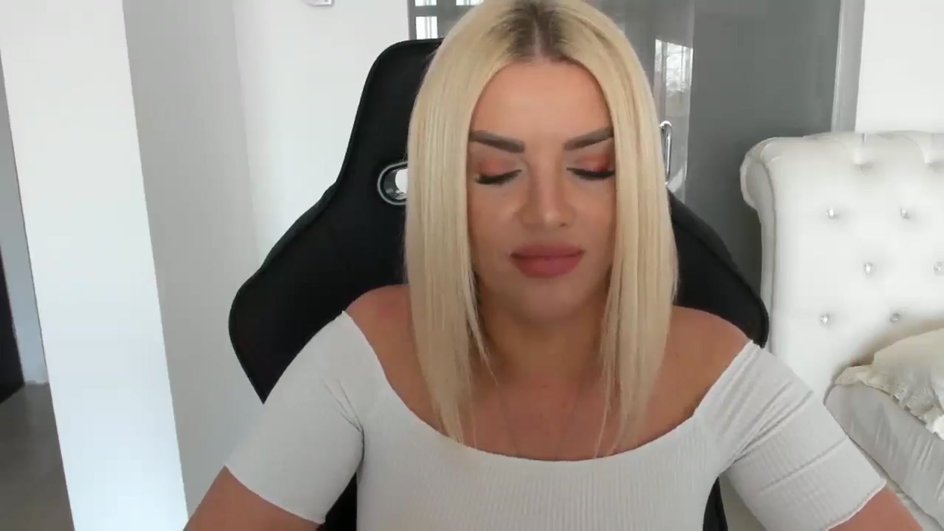 Gallery image thumbnail from Allesia_'s myfreecams stream on, 03/10/2025, 12:08 image 20 of 20