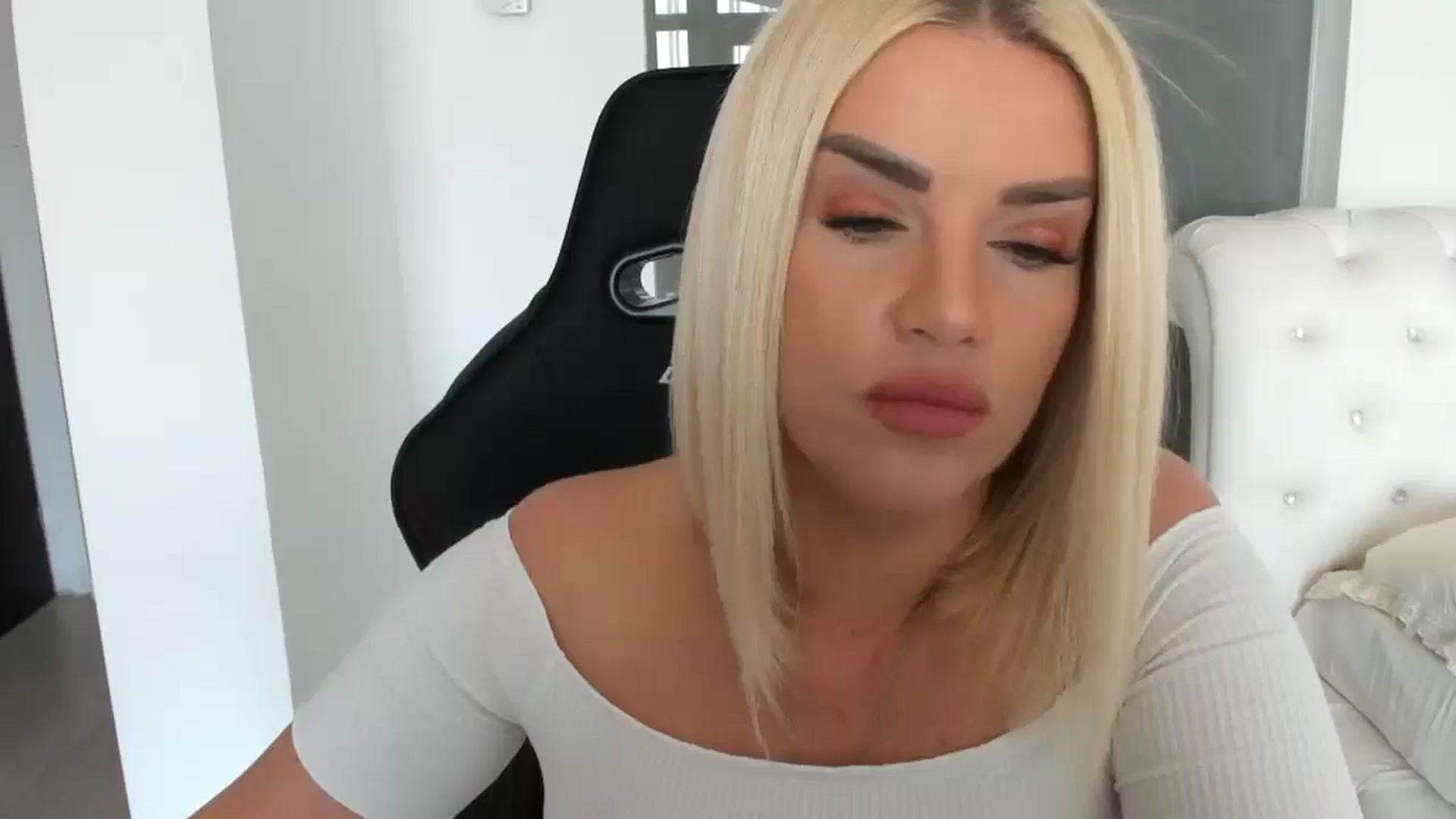 Gallery image thumbnail from Allesia_'s myfreecams stream on, 03/10/2025, 12:08 image 9 of 20