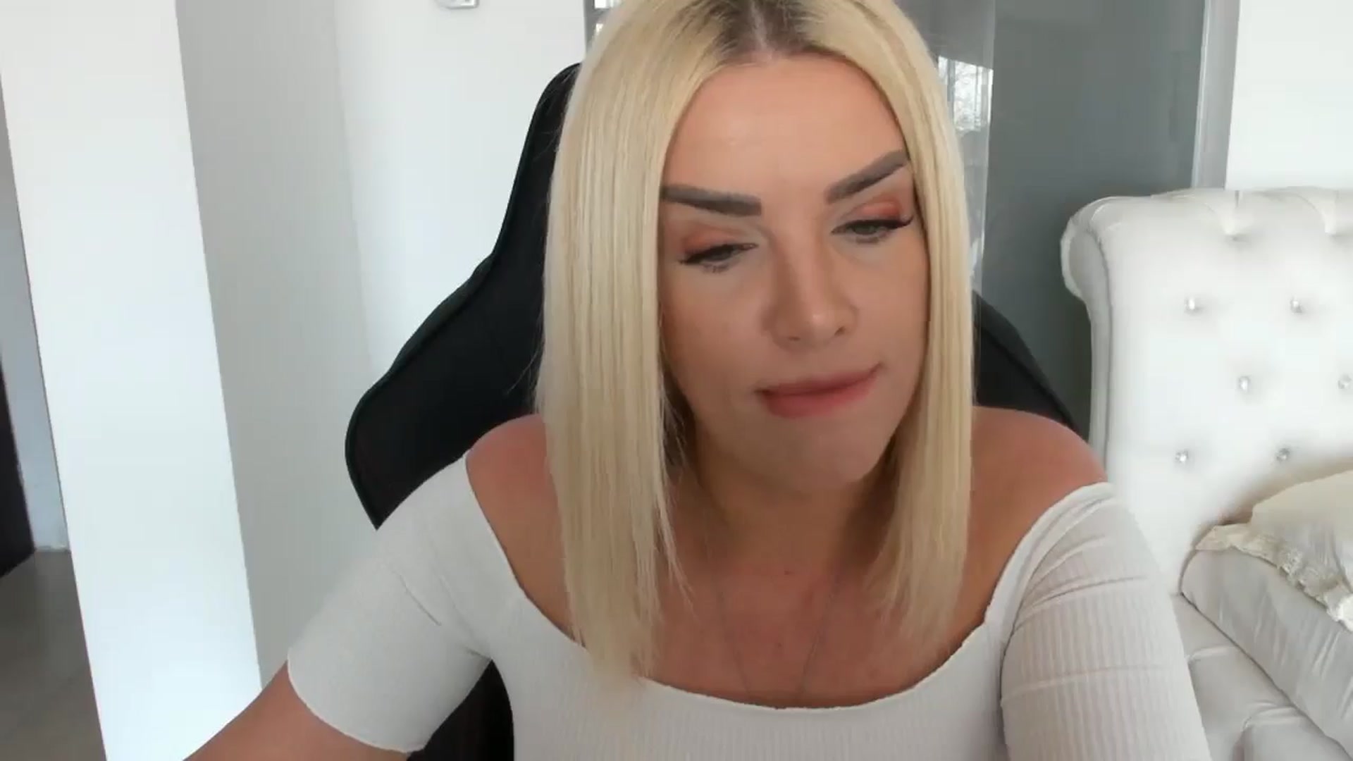 Gallery image thumbnail from Allesia_'s myfreecams stream on, 03/10/2025, 12:08 image 17 of 20