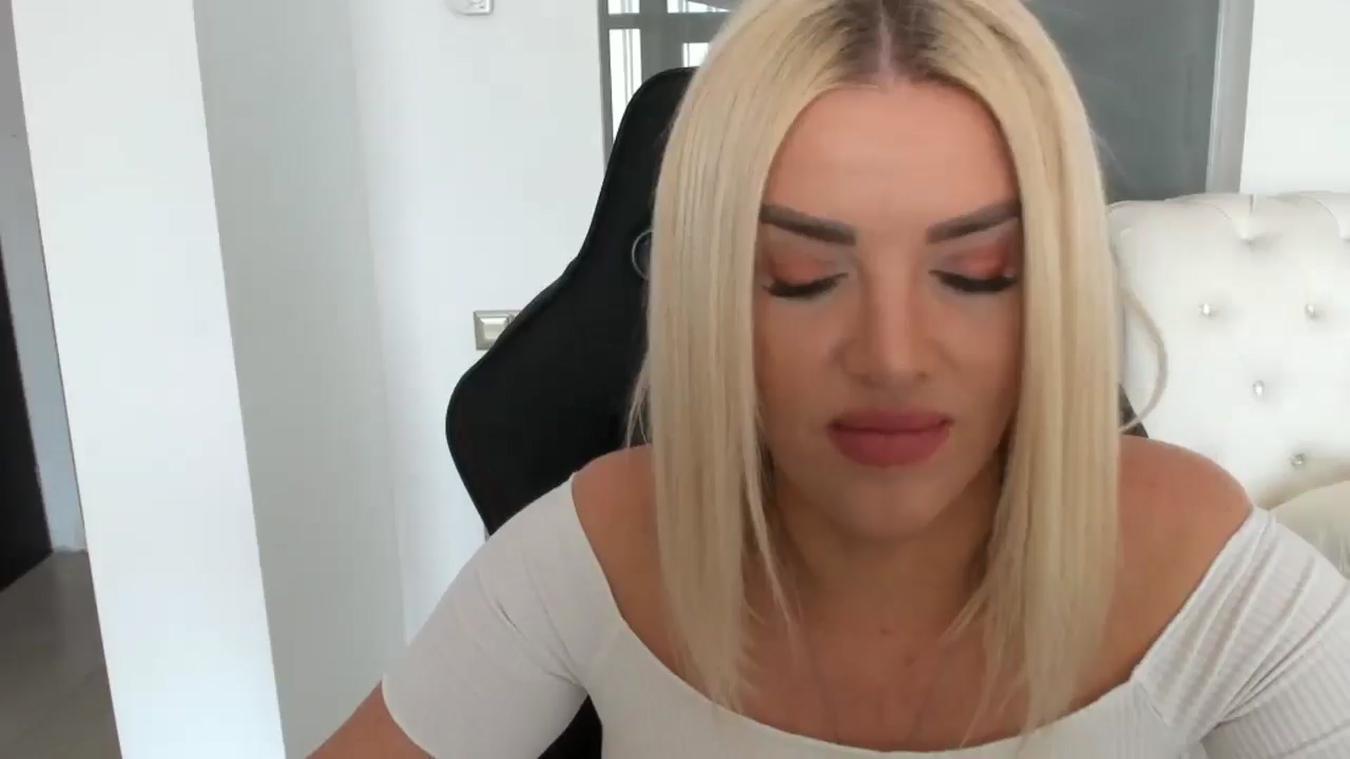 Gallery image thumbnail from Allesia_'s myfreecams stream on, 03/10/2025, 12:08 image 5 of 20