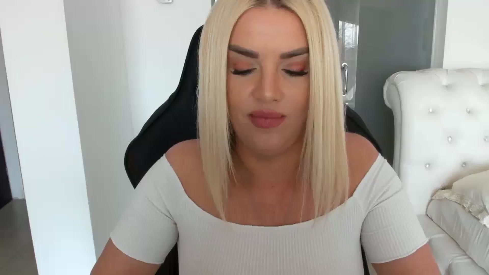 Gallery image thumbnail from Allesia_'s myfreecams stream on, 03/10/2025, 12:08 image 15 of 20