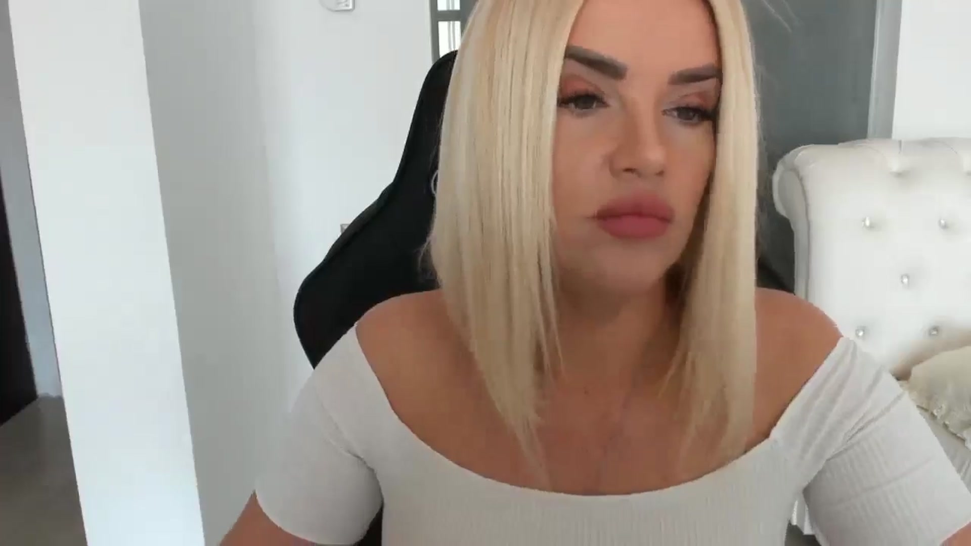 Gallery image thumbnail from Allesia_'s myfreecams stream on, 03/10/2025, 12:08 image 6 of 20
