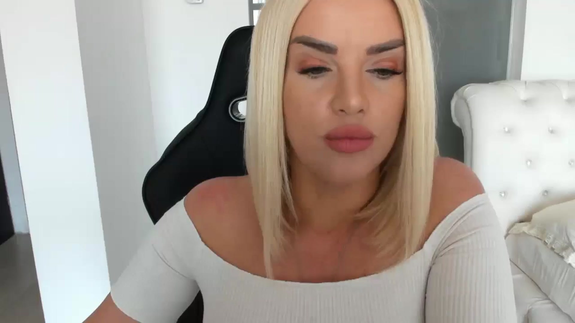 Gallery image thumbnail from Allesia_'s myfreecams stream on, 03/10/2025, 12:08 image 18 of 20