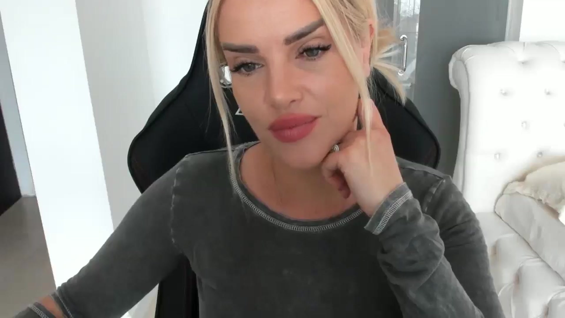 Gallery image thumbnail from Allesia_'s myfreecams stream on, 03/11/2025, 12:02 image 14 of 20