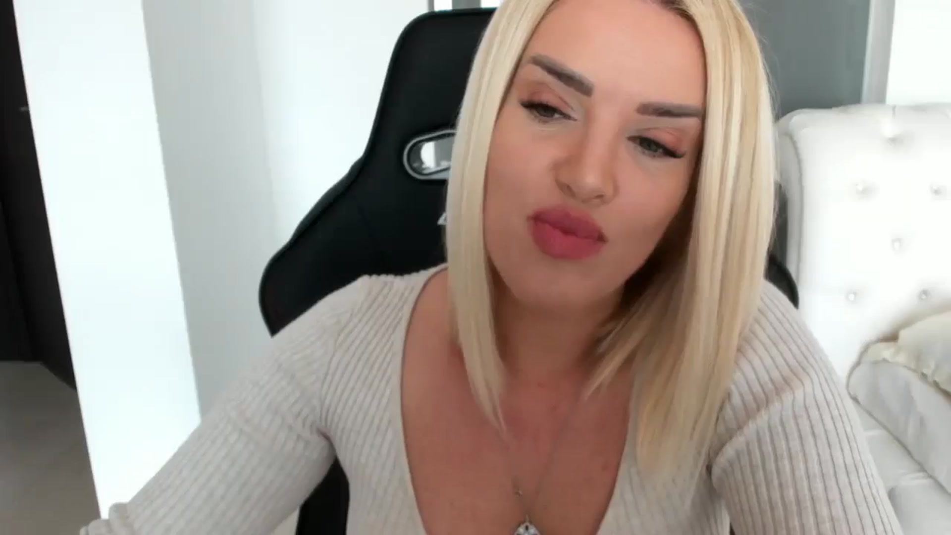 Gallery image thumbnail from Allesia_'s myfreecams stream on, 03/12/2025, 10:57 image 9 of 20