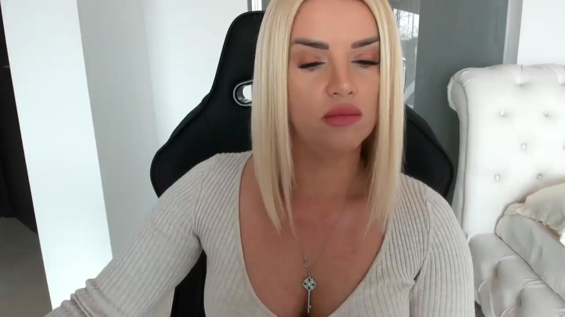 Gallery image thumbnail from Allesia_'s myfreecams stream on, 03/12/2025, 10:57 image 3 of 20