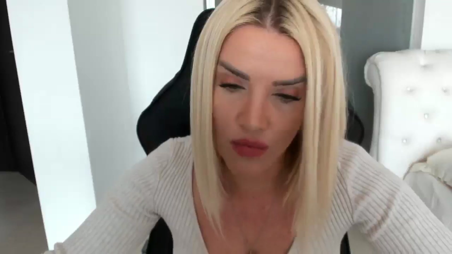 Gallery image thumbnail from Allesia_'s myfreecams stream on, 03/12/2025, 10:57 image 10 of 20