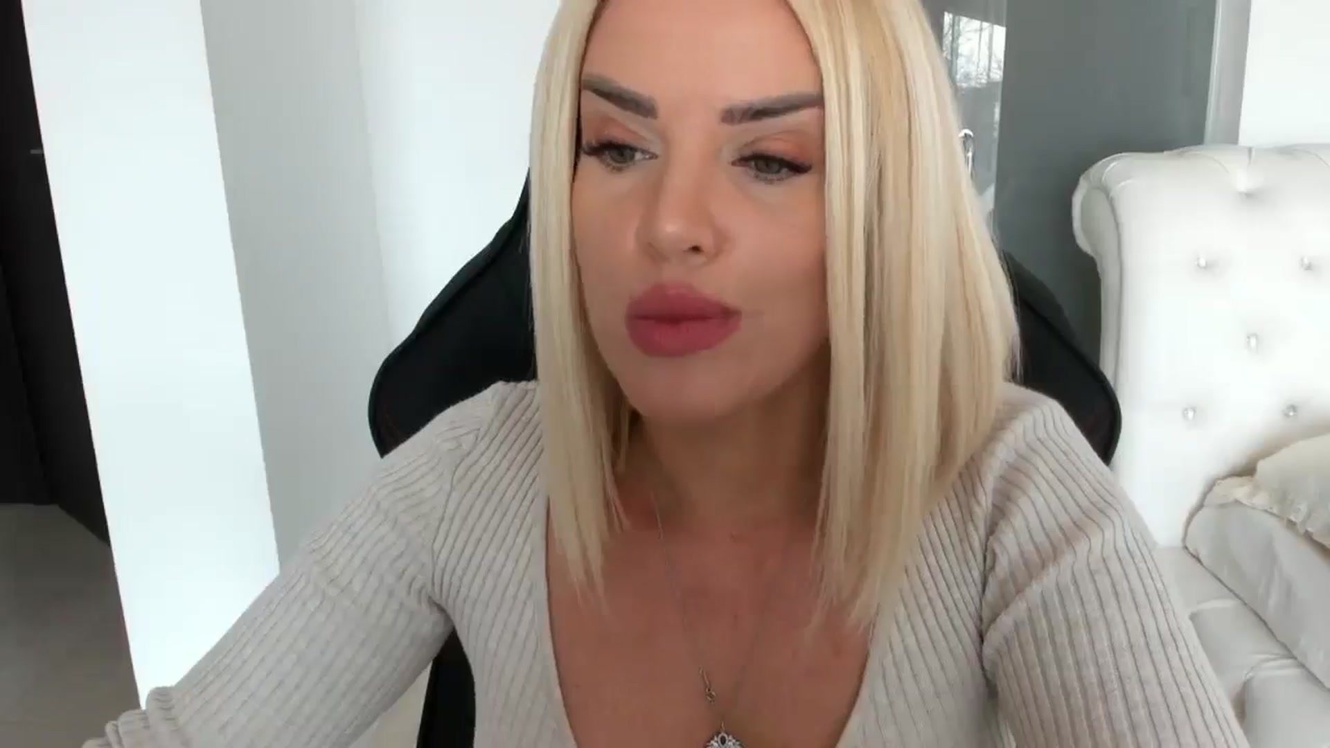 Gallery image thumbnail from Allesia_'s myfreecams stream on, 03/12/2025, 10:57 image 8 of 20
