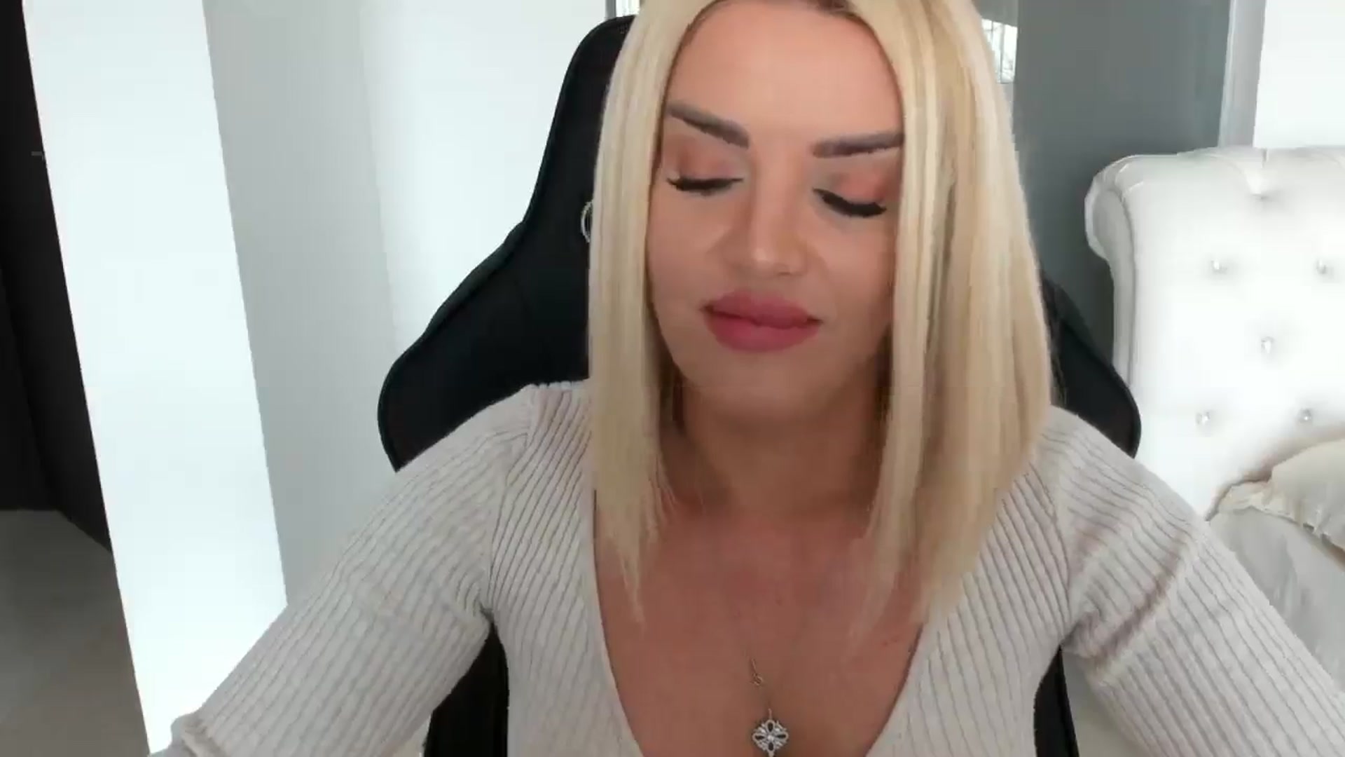 Gallery image thumbnail from Allesia_'s myfreecams stream on, 03/12/2025, 10:57 image 6 of 20