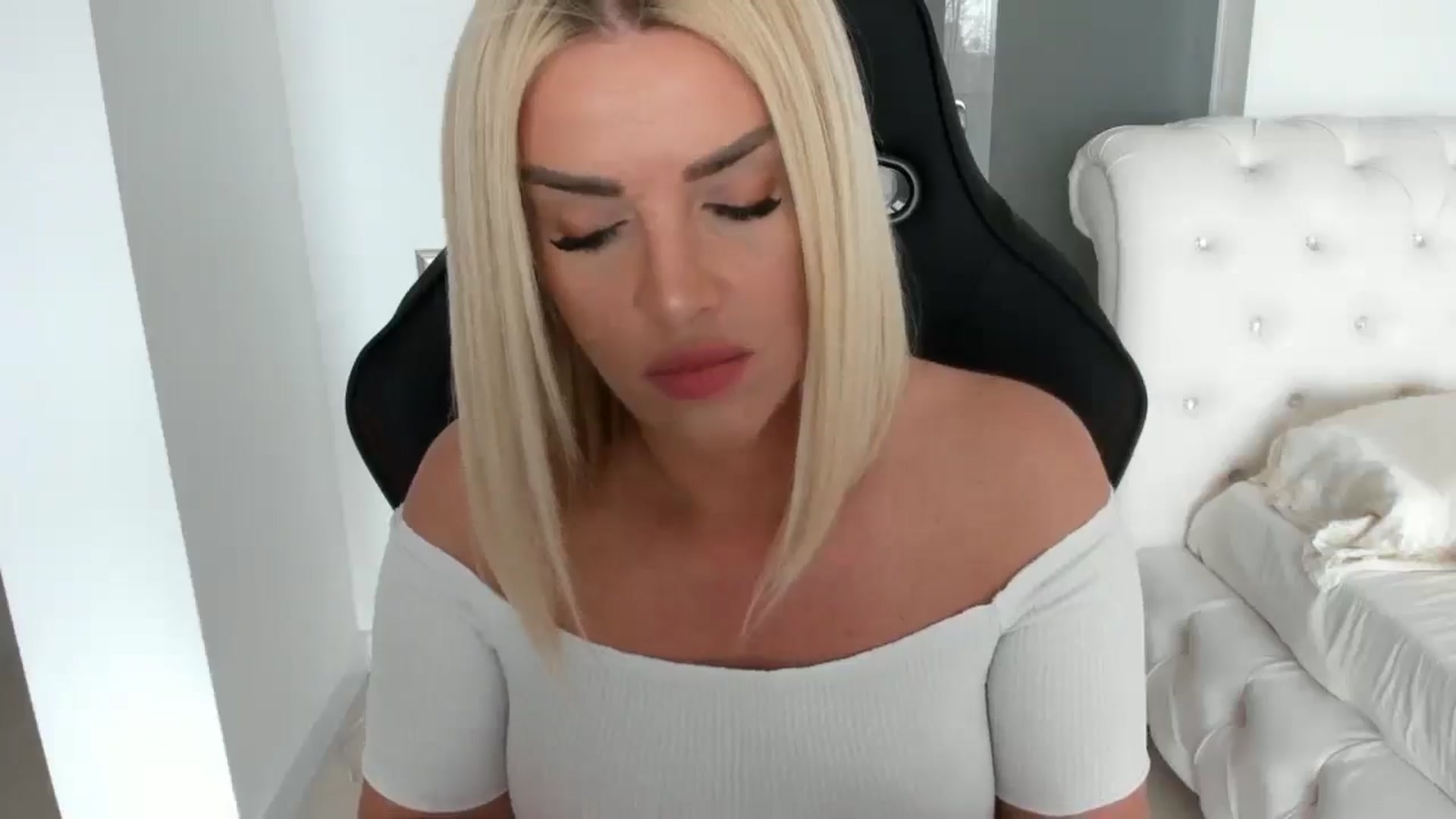 Gallery image thumbnail from Allesia_'s myfreecams stream on, 03/15/2025, 10:45 image 18 of 20
