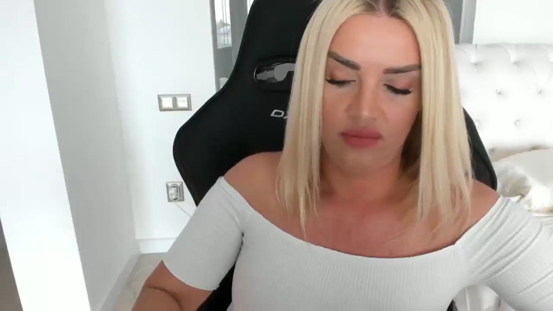 Gallery image thumbnail from Allesia_'s myfreecams stream on, 03/15/2025, 10:45 image 16 of 20