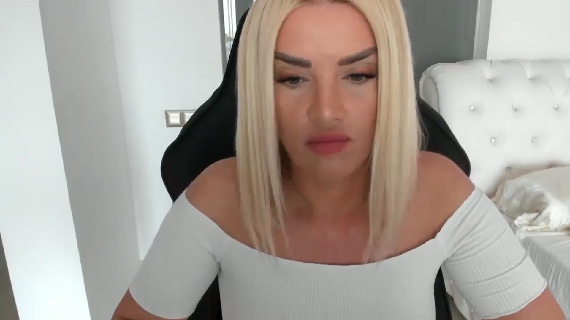 Gallery image thumbnail from Allesia_'s myfreecams stream on, 03/15/2025, 10:45 image 8 of 20