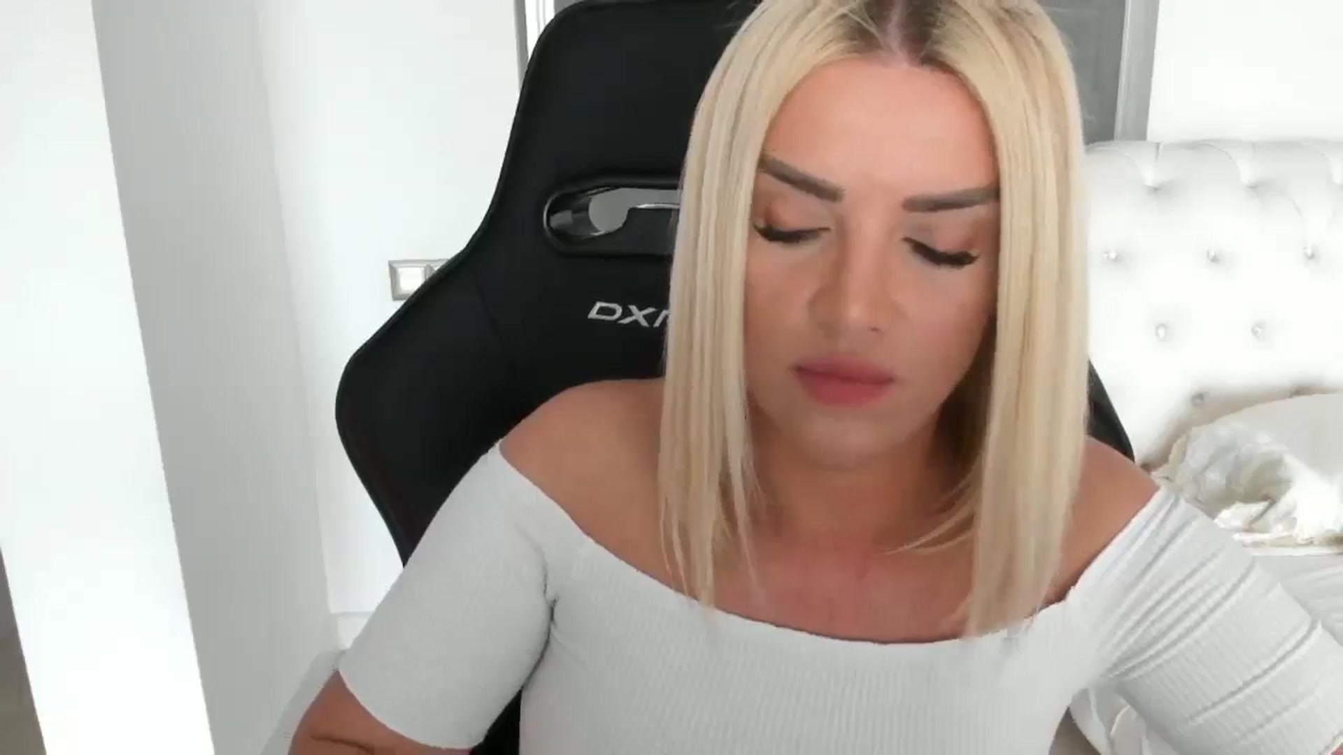 Gallery image thumbnail from Allesia_'s myfreecams stream on, 03/15/2025, 10:45 image 9 of 20