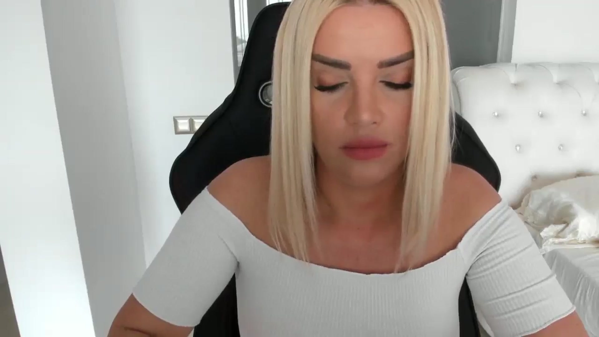 Gallery image thumbnail from Allesia_'s myfreecams stream on, 03/15/2025, 10:45 image 4 of 20