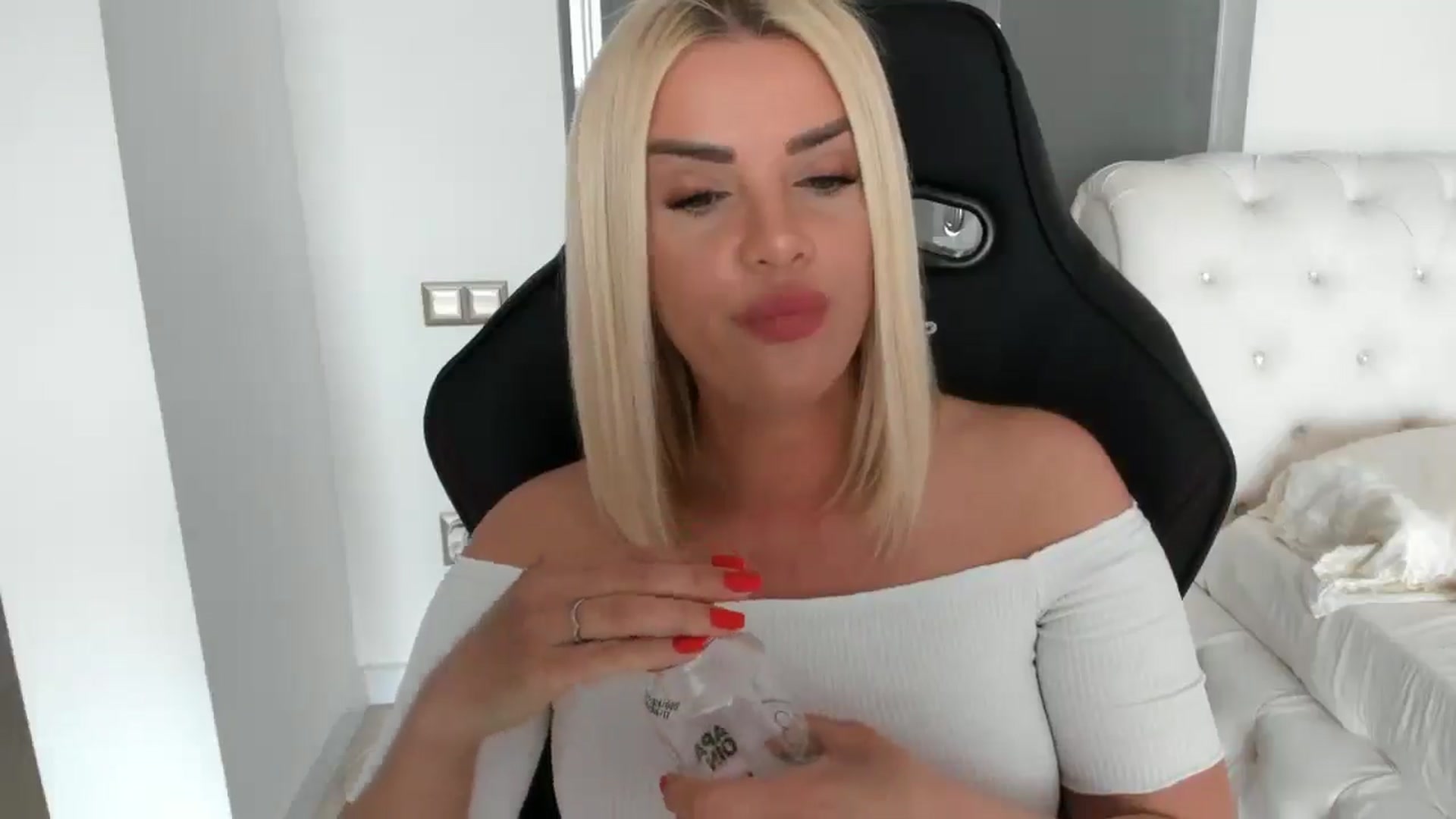 Gallery image thumbnail from Allesia_'s myfreecams stream on, 03/15/2025, 10:45 image 11 of 20