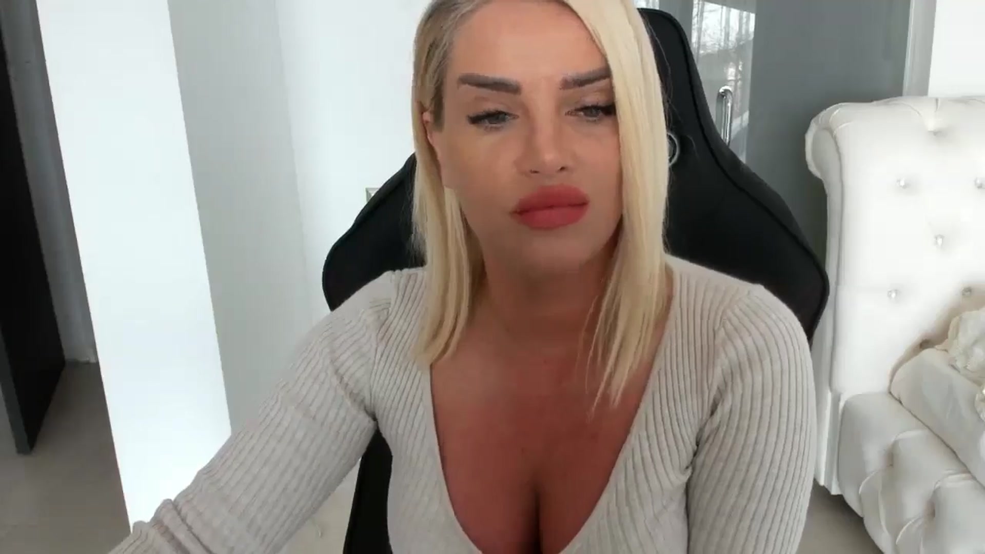 Gallery image thumbnail from Allesia_'s myfreecams stream on, 03/18/2025, 12:11 image 2 of 20