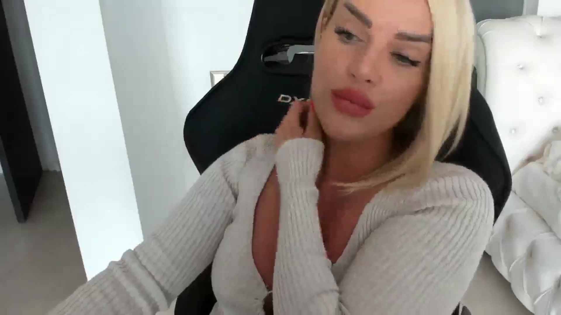 Gallery image thumbnail from Allesia_'s myfreecams stream on, 03/18/2025, 12:11 image 10 of 20