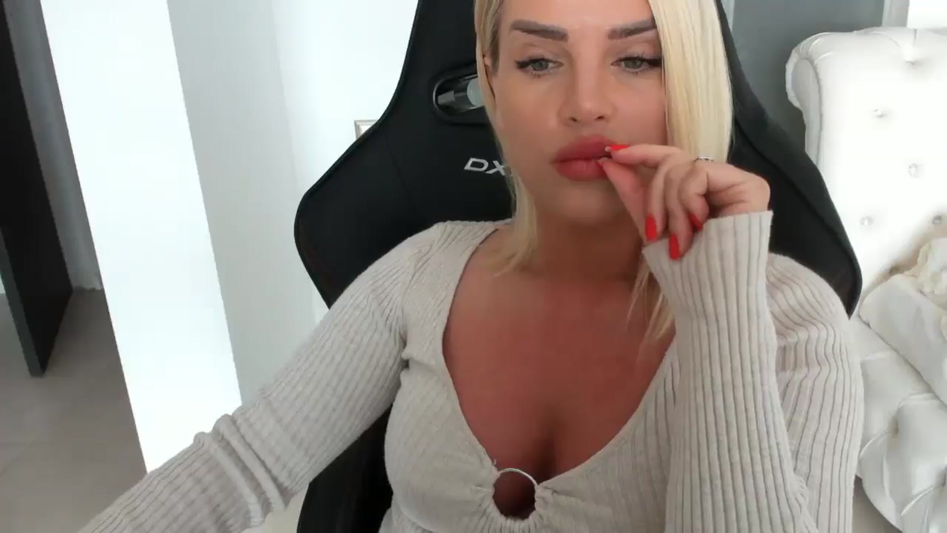 Gallery image thumbnail from Allesia_'s myfreecams stream on, 03/18/2025, 12:11 image 4 of 20