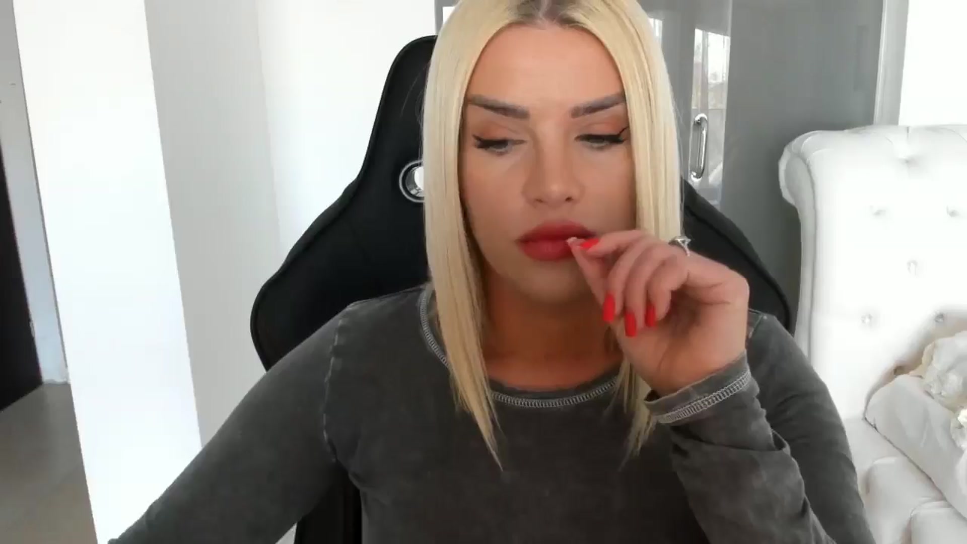 Gallery image thumbnail from Allesia_'s myfreecams stream on, 03/20/2025, 12:28 image 3 of 20