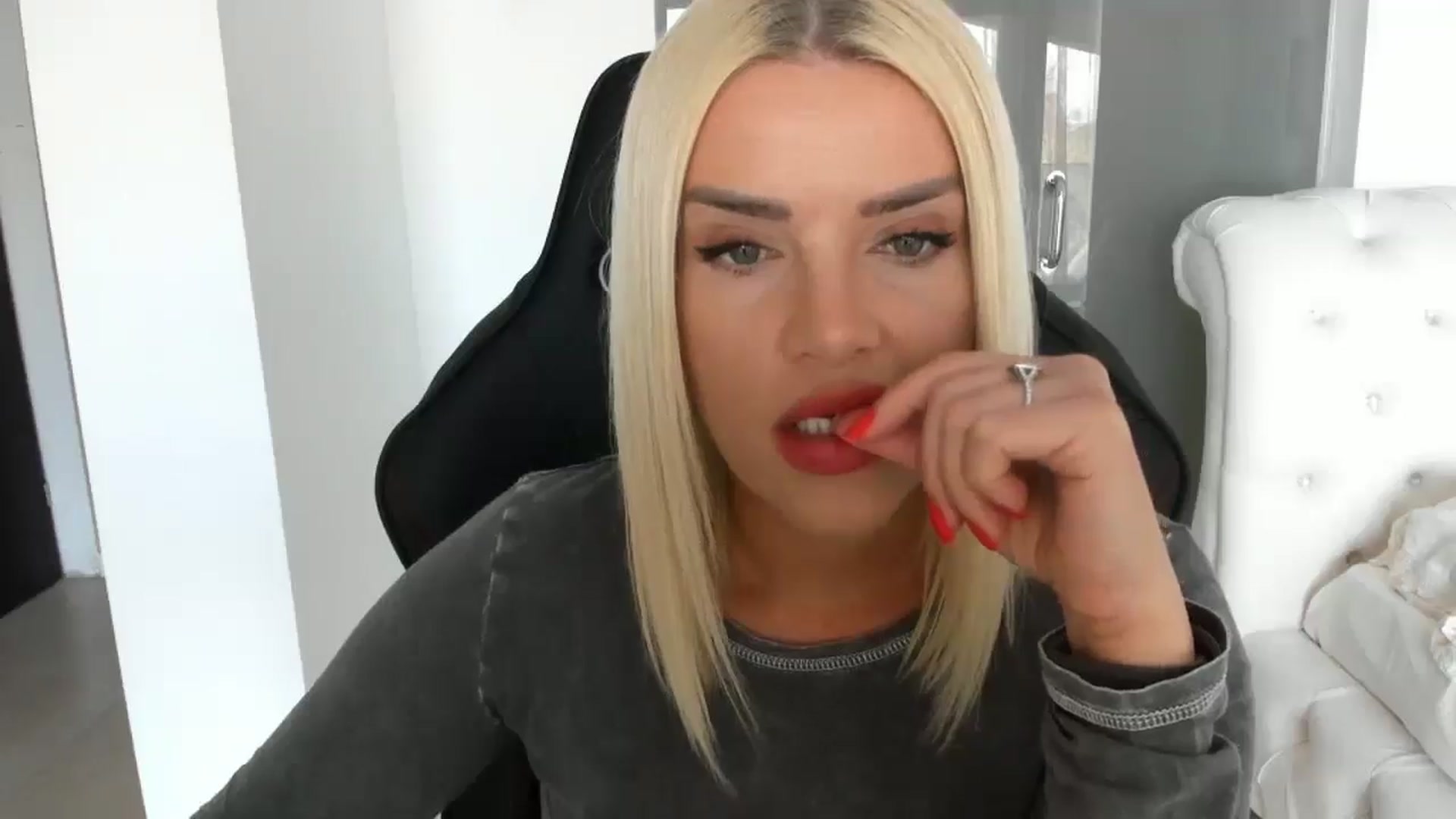 Gallery image thumbnail from Allesia_'s myfreecams stream on, 03/20/2025, 12:28 image 17 of 20