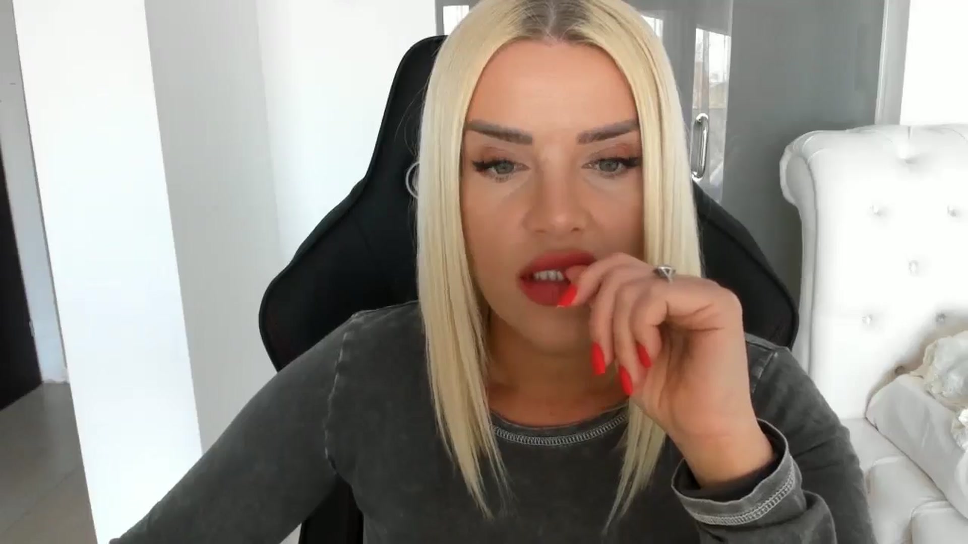 Gallery image thumbnail from Allesia_'s myfreecams stream on, 03/20/2025, 12:28 image 15 of 20