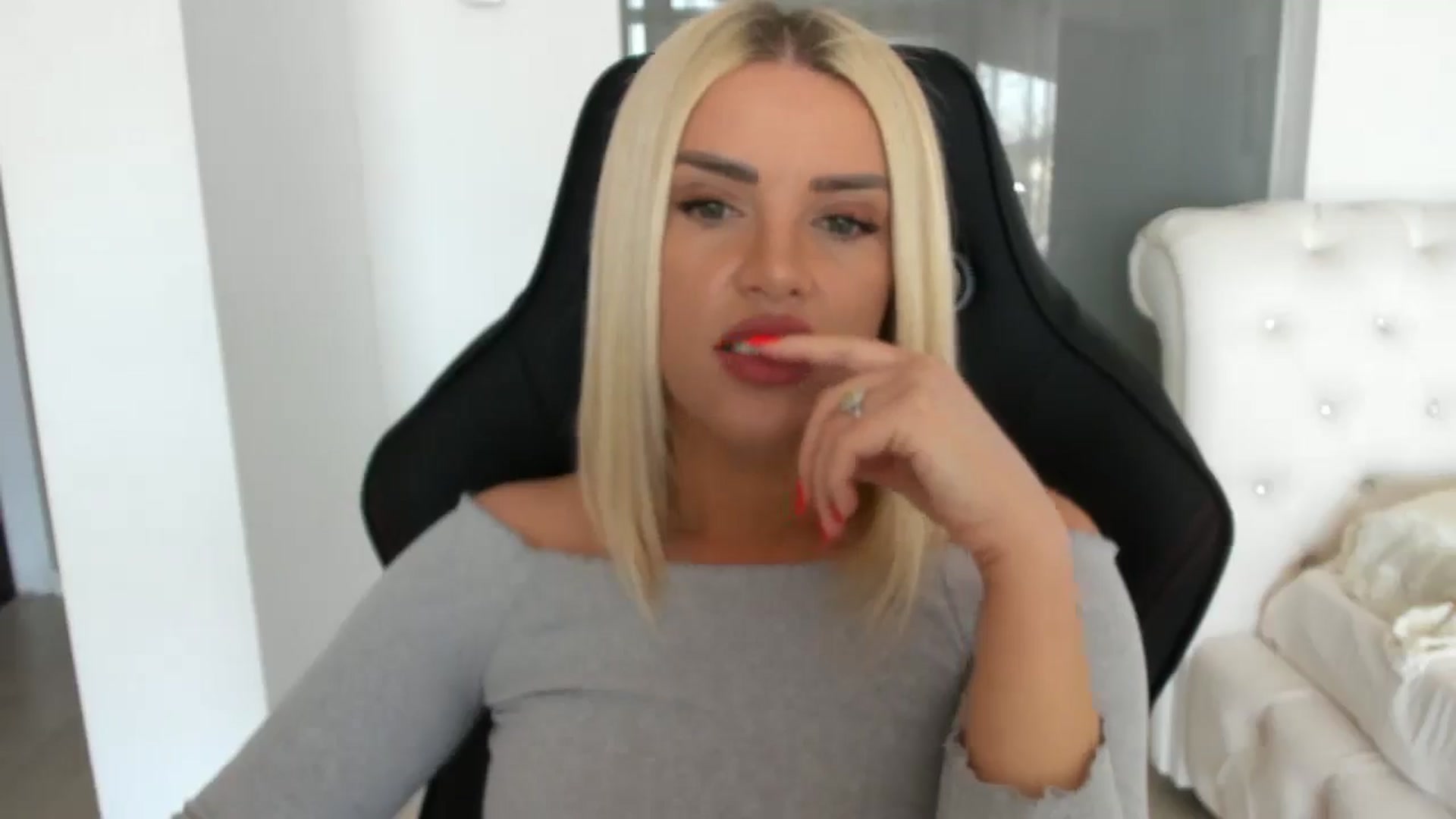 Gallery image thumbnail from Allesia_'s myfreecams stream on, 03/21/2025, 11:35 image 17 of 20