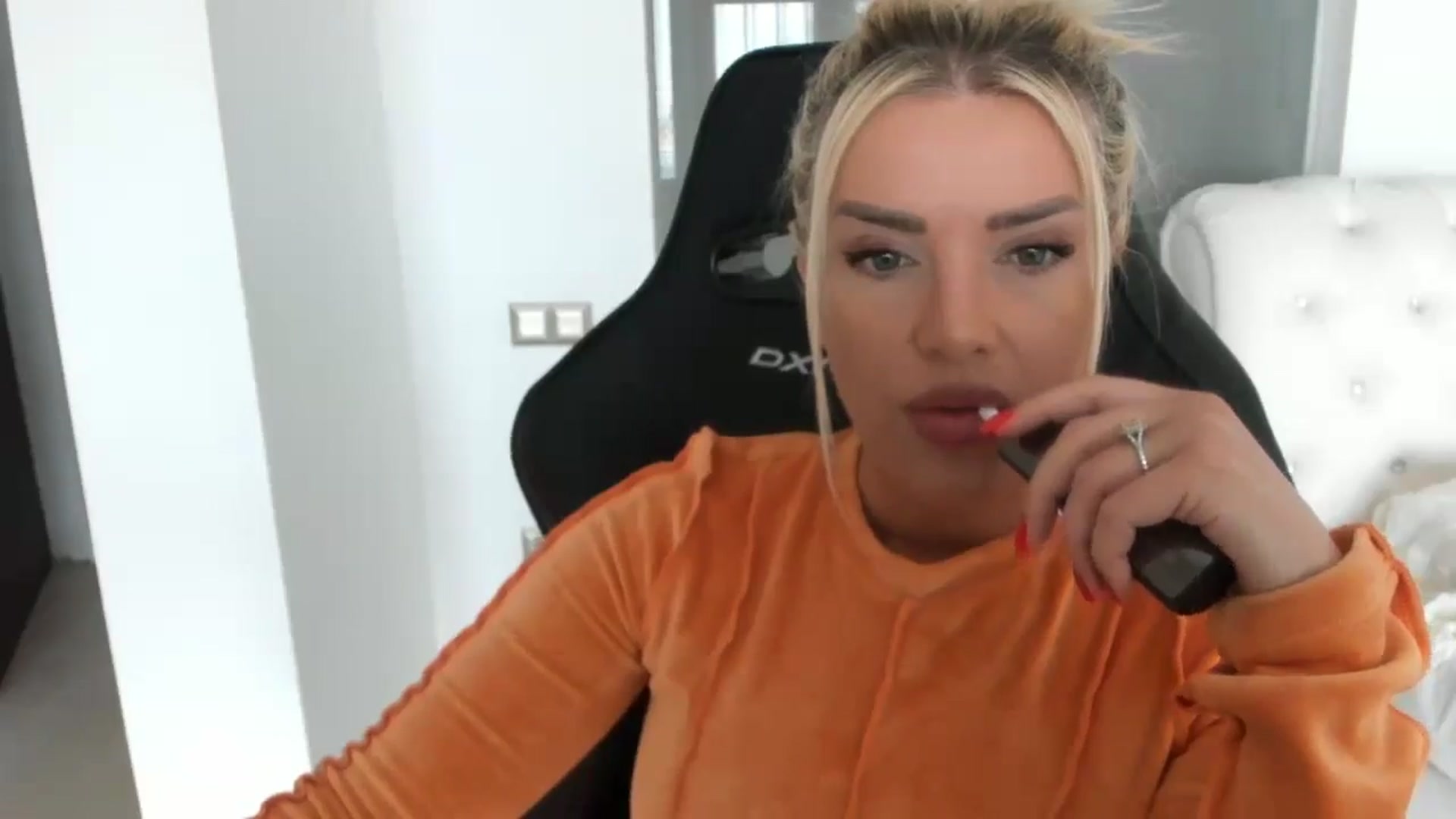 Gallery image thumbnail from Allesia_'s myfreecams stream on, 03/23/2025, 11:59 image 3 of 20