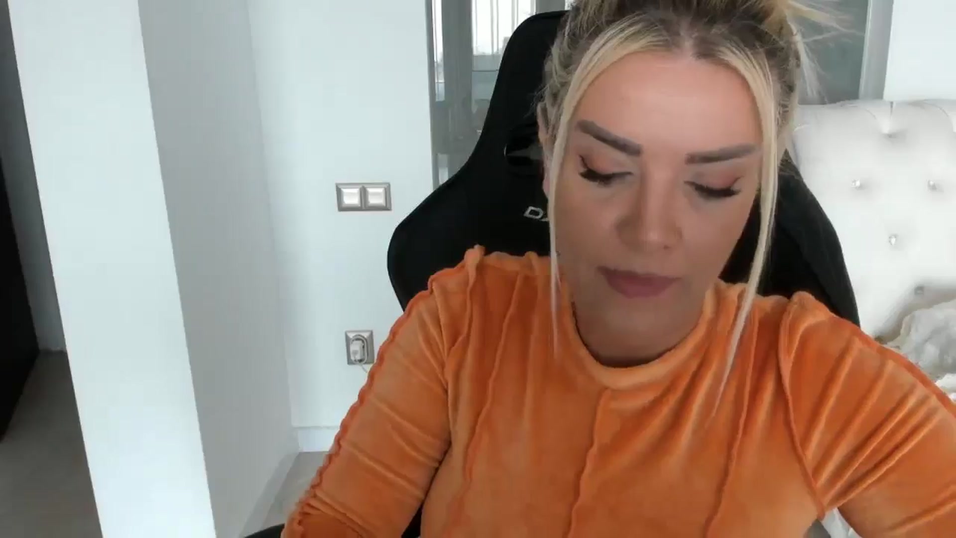 Gallery image thumbnail from Allesia_'s myfreecams stream on, 03/23/2025, 11:59 image 13 of 20