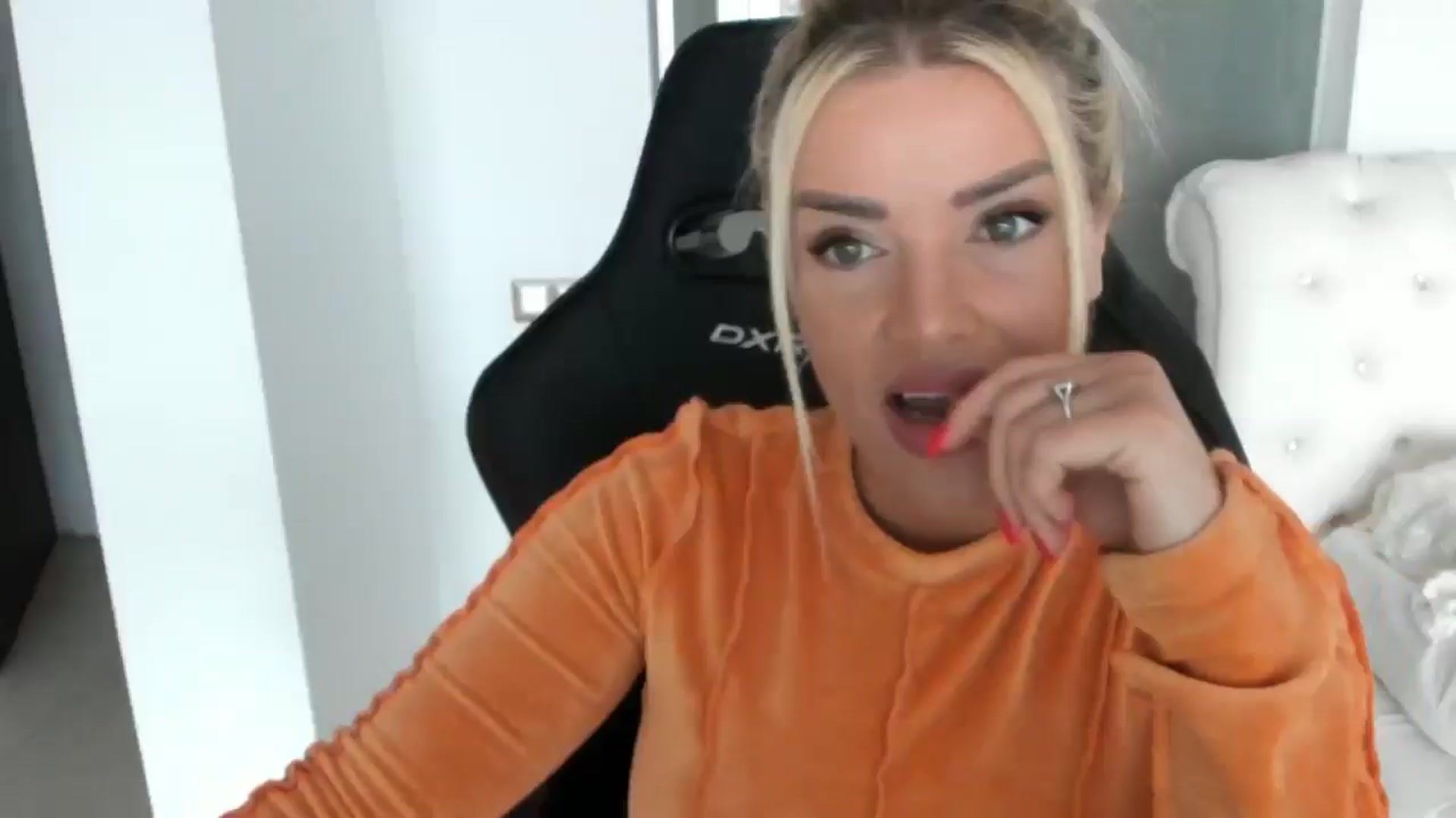 Gallery image thumbnail from Allesia_'s myfreecams stream on, 03/23/2025, 11:59 image 10 of 20