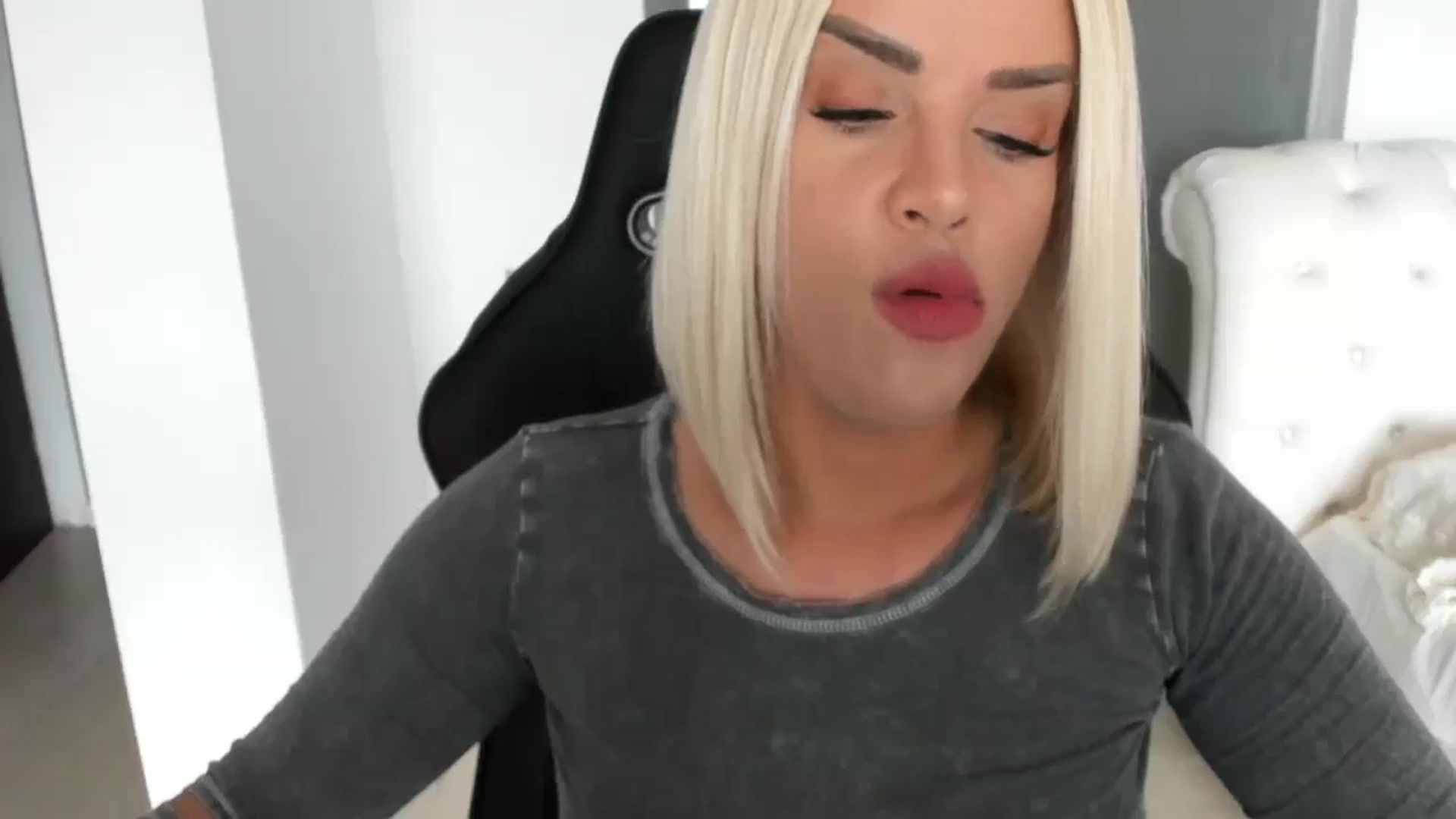Gallery image thumbnail from Allesia_'s myfreecams stream on, 03/28/2025, 10:30 image 10 of 20
