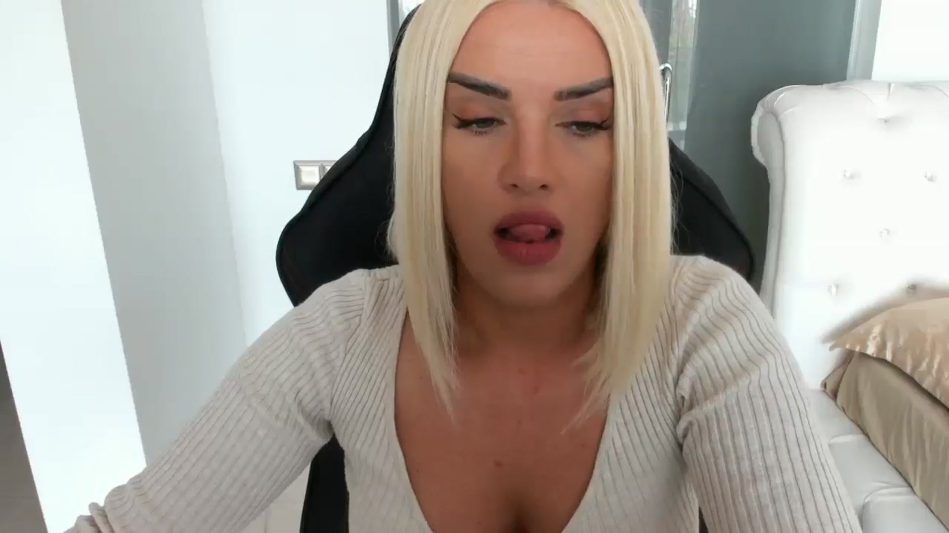 Gallery image thumbnail from Allesia_'s myfreecams stream on, 04/05/2025, 10:44 image 4 of 20