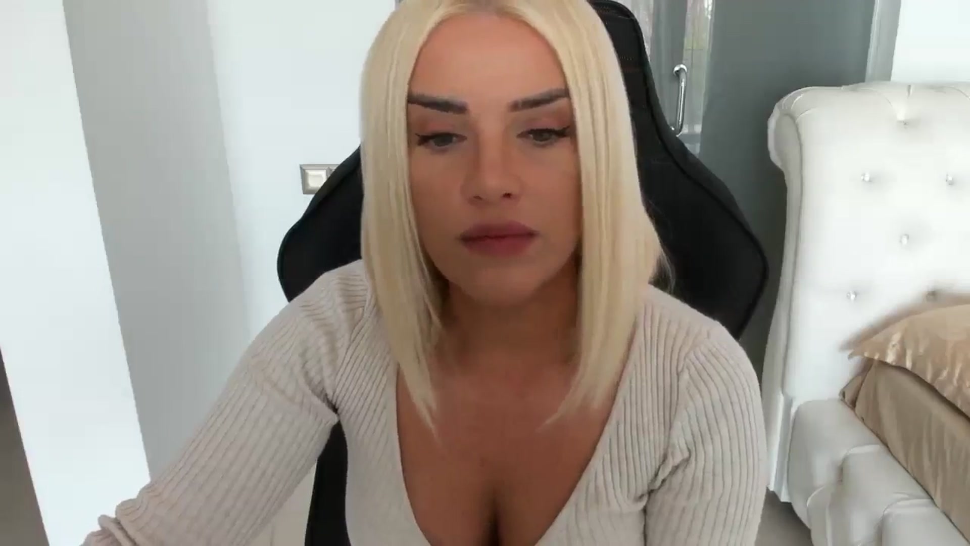 Gallery image thumbnail from Allesia_'s myfreecams stream on, 04/05/2025, 10:44 image 10 of 20