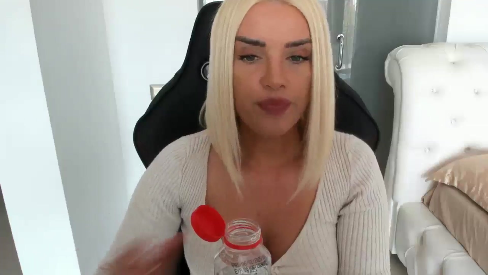 Gallery image thumbnail from Allesia_'s myfreecams stream on, 04/05/2025, 10:44 image 2 of 20